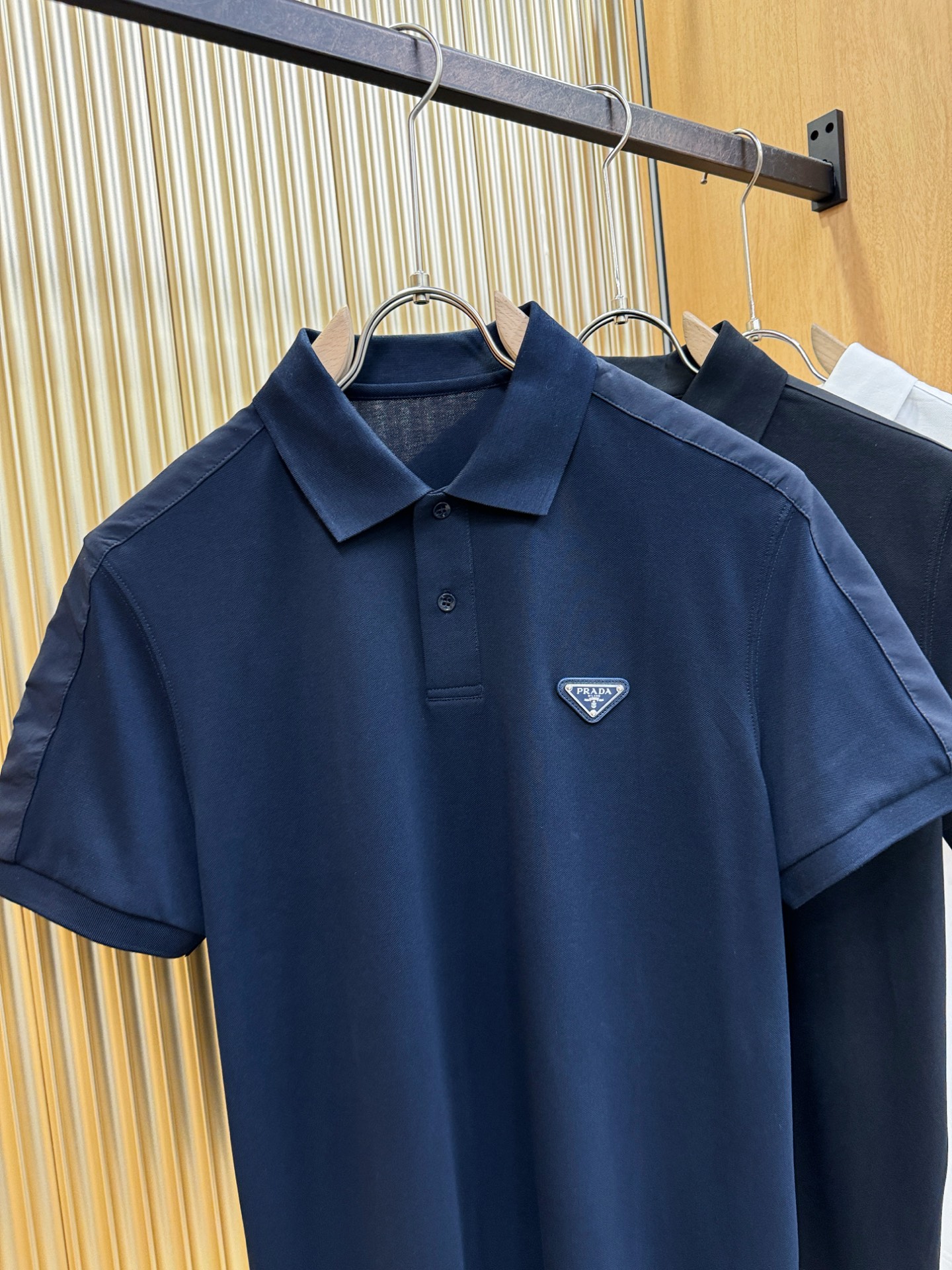 PRADA 普拉达 2026春夏新款首发专柜最新款翻领短袖，丝光珠地棉面料，高端订制 设计前卫时尚！品牌