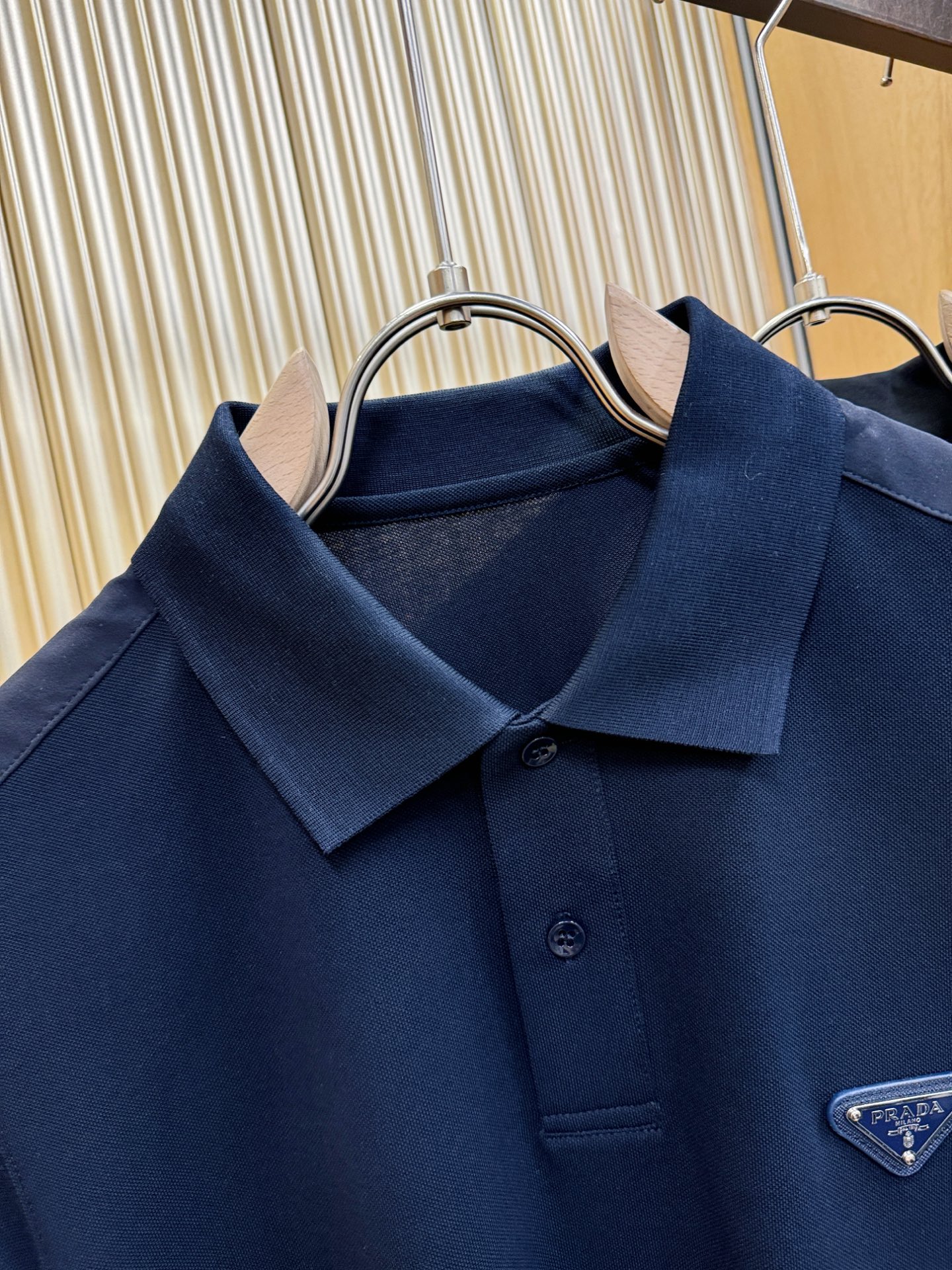 PRADA 普拉达 2026春夏新款首发专柜最新款翻领短袖，丝光珠地棉面料，高端订制 设计前卫时尚！品牌