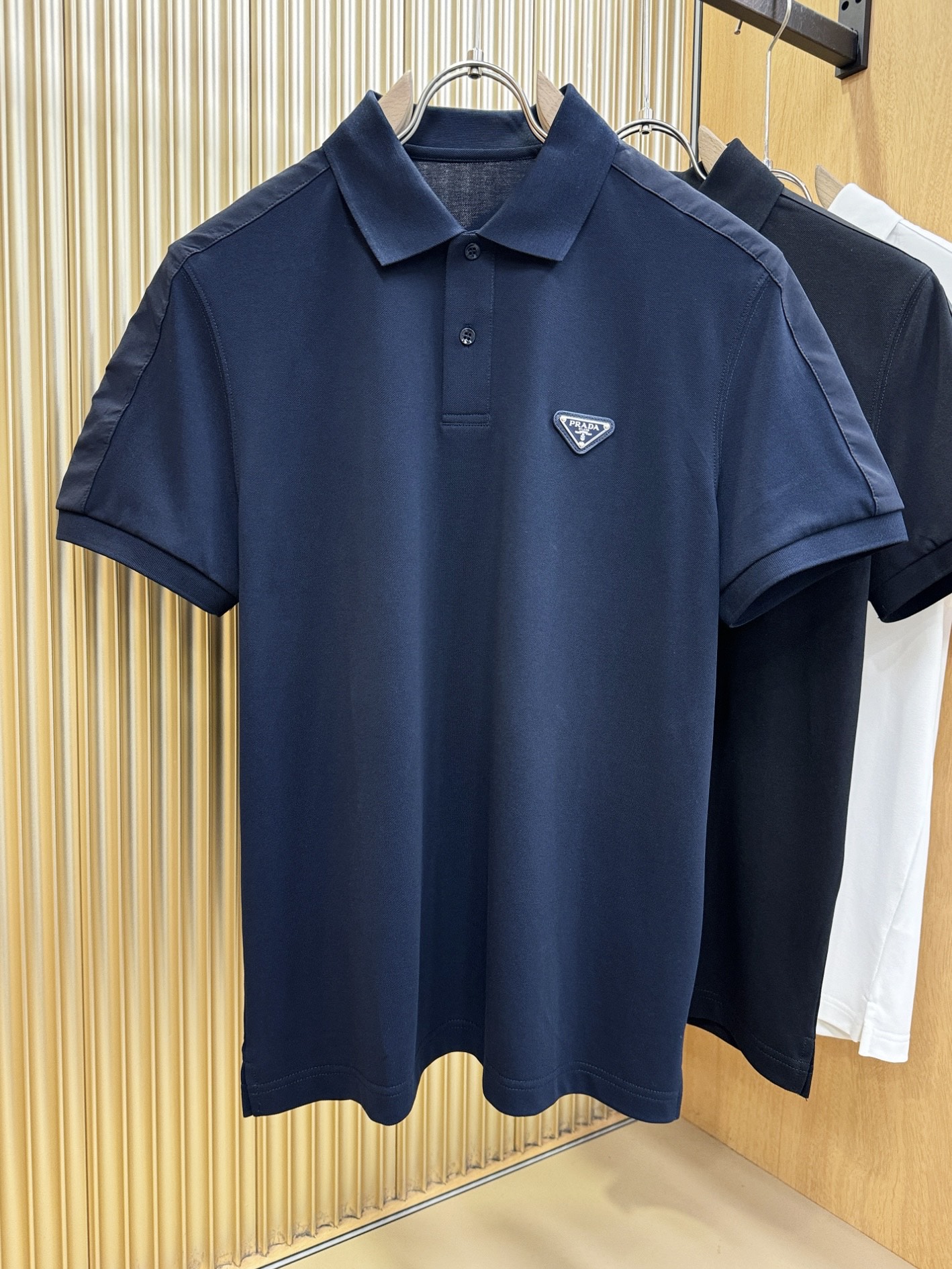 PRADA 普拉达 2026春夏新款首发专柜最新款翻领短袖，丝光珠地棉面料，高端订制 设计前卫时尚！品牌