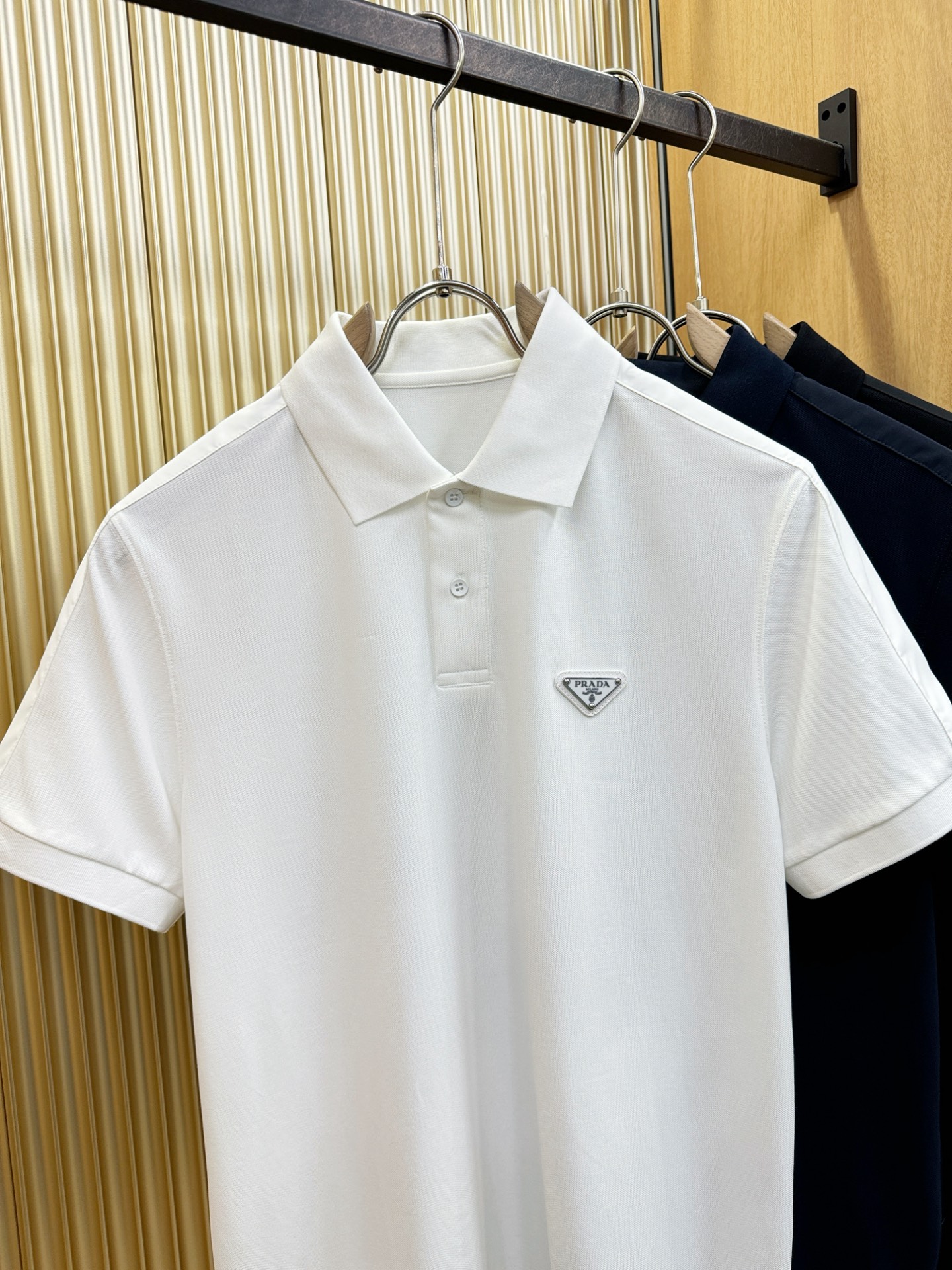 PRADA 普拉达 2026春夏新款首发专柜最新款翻领短袖，丝光珠地棉面料，高端订制 设计前卫时尚！品牌