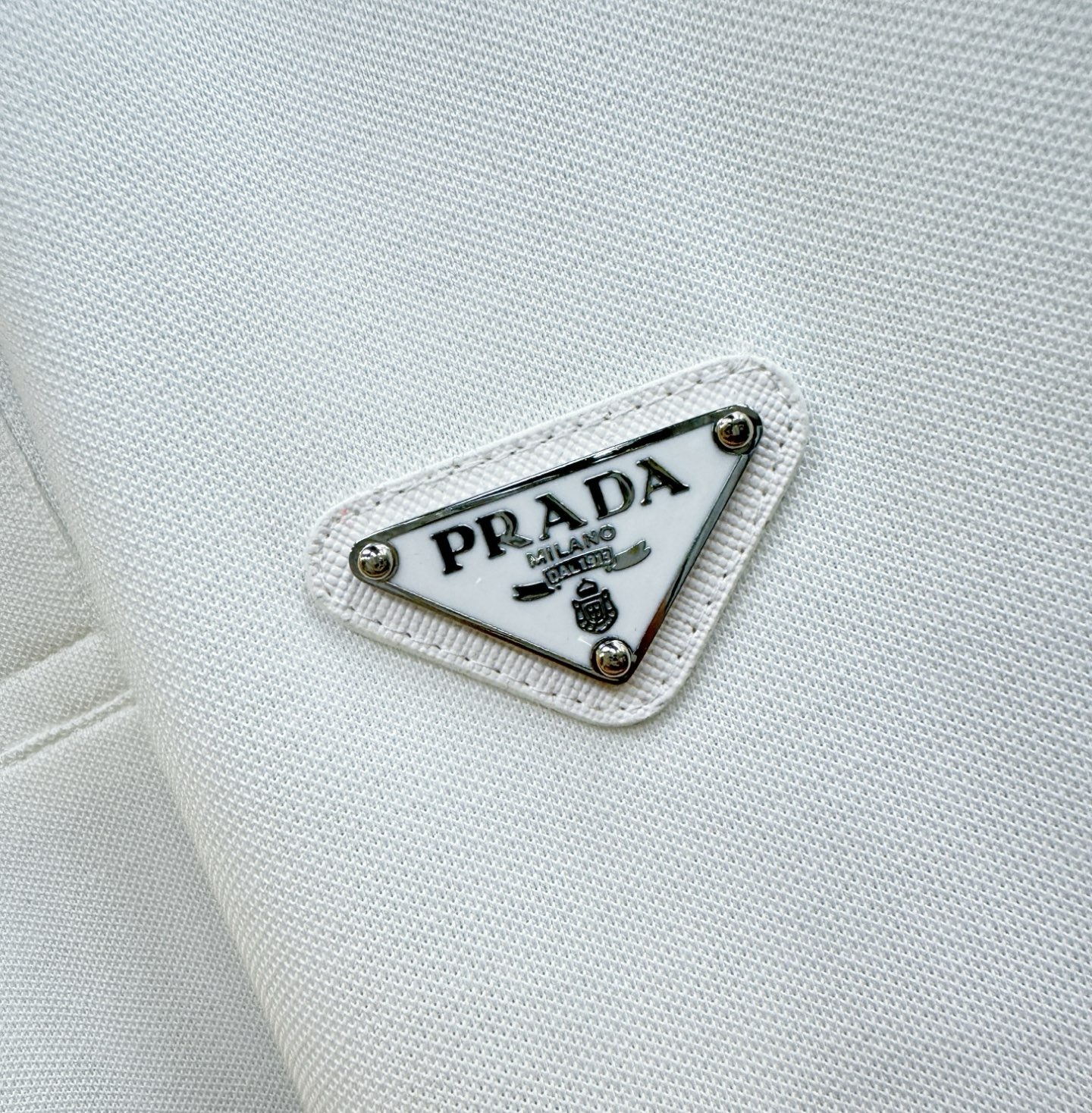 PRADA 普拉达 2026春夏新款首发专柜最新款翻领短袖，丝光珠地棉面料，高端订制 设计前卫时尚！品牌