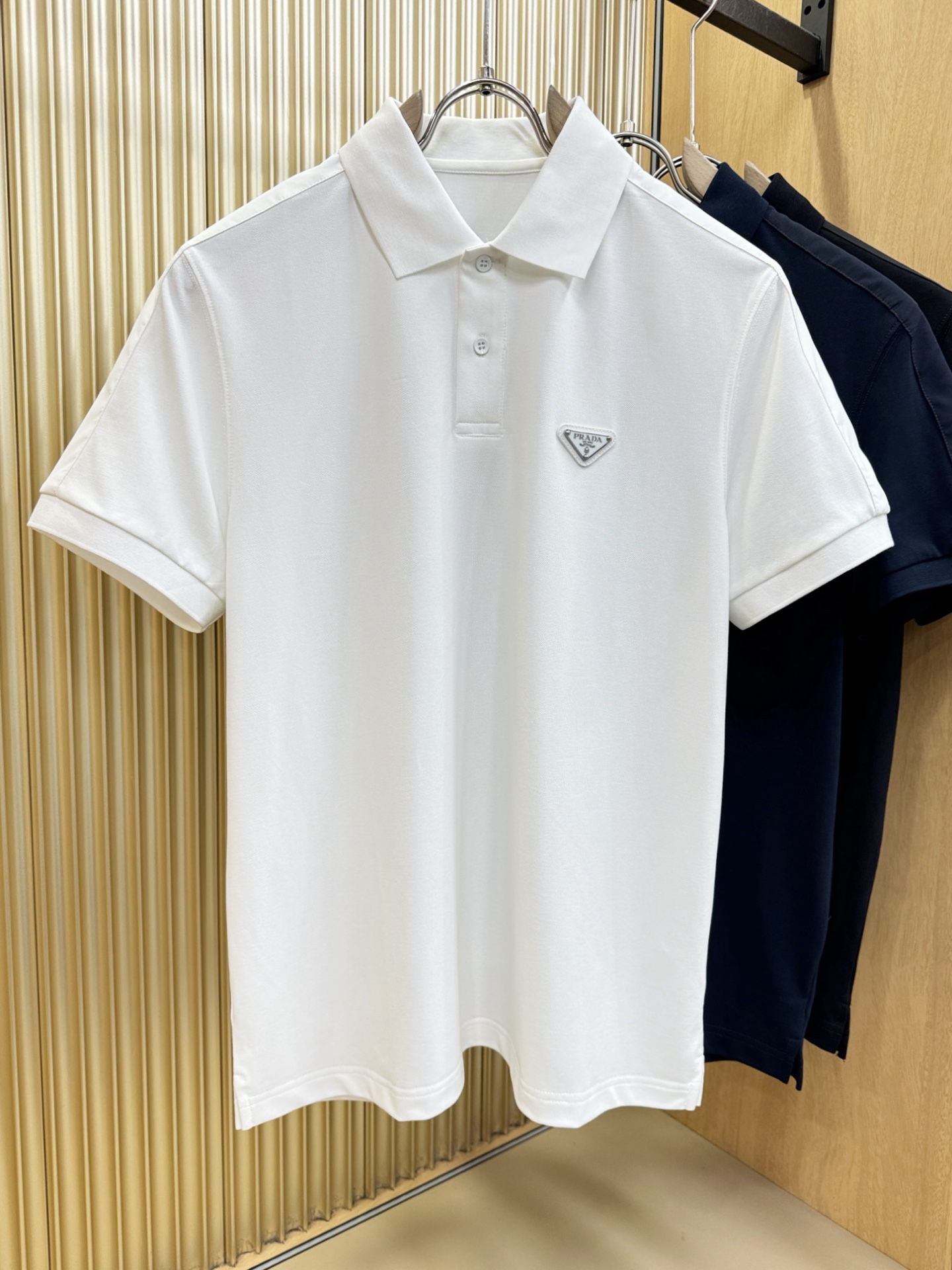 PRADA 普拉达 2026春夏新款首发专柜最新款翻领短袖，丝光珠地棉面料，高端订制 设计前卫时尚！品牌