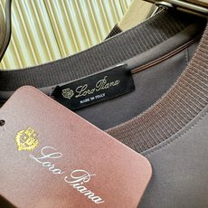 (最大可穿240斤) Loro Piana诺悠翩雅 2026春夏新款短袖T恤!走秀图案时尚休闲短袖T恤衫 (最大可穿240斤) Loro Piana诺悠翩雅 2026春夏新款短袖T恤!走秀图案时尚休闲短袖T恤衫