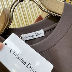 (最大可穿240斤) Dior迪奥2026春夏新款短袖T恤!走秀图案时尚休闲短袖T恤衫!设计logo设计 (最大可穿240斤) Dior迪奥2026春夏新款短袖T恤!走秀图案时尚休闲短袖T恤衫!设计logo设计
