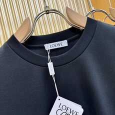 (最大可穿240斤) LOEWE罗意威 2026春夏新款短袖T恤!走秀图案时尚休闲短袖T恤衫!设计log (最大可穿240斤) LOEWE罗意威 2026春夏新款短袖T恤!走秀图案时尚休闲短袖T恤衫!设计log