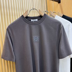 (最大可穿240斤) LOEWE罗意威 2026春夏新款短袖T恤!走秀图案时尚休闲短袖T恤衫!设计log (最大可穿240斤) LOEWE罗意威 2026春夏新款短袖T恤!走秀图案时尚休闲短袖T恤衫!设计log