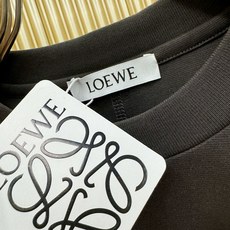(最大可穿240斤) LOEWE罗意威 2026春夏新款短袖T恤!走秀图案时尚休闲短袖T恤衫!设计log (最大可穿240斤) LOEWE罗意威 2026春夏新款短袖T恤!走秀图案时尚休闲短袖T恤衫!设计log