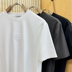 (最大可穿240斤) LOEWE罗意威 2026春夏新款短袖T恤!走秀图案时尚休闲短袖T恤衫!设计log (最大可穿240斤) LOEWE罗意威 2026春夏新款短袖T恤!走秀图案时尚休闲短袖T恤衫!设计log