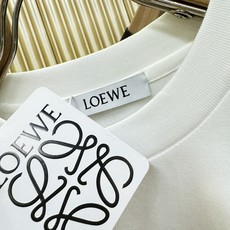 (最大可穿240斤) LOEWE罗意威 2026春夏新款短袖T恤!走秀图案时尚休闲短袖T恤衫!设计log (最大可穿240斤) LOEWE罗意威 2026春夏新款短袖T恤!走秀图案时尚休闲短袖T恤衫!设计log