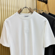 (最大可穿240斤) LOEWE罗意威 2026春夏新款短袖T恤!走秀图案时尚休闲短袖T恤衫!设计log (最大可穿240斤) LOEWE罗意威 2026春夏新款短袖T恤!走秀图案时尚休闲短袖T恤衫!设计log