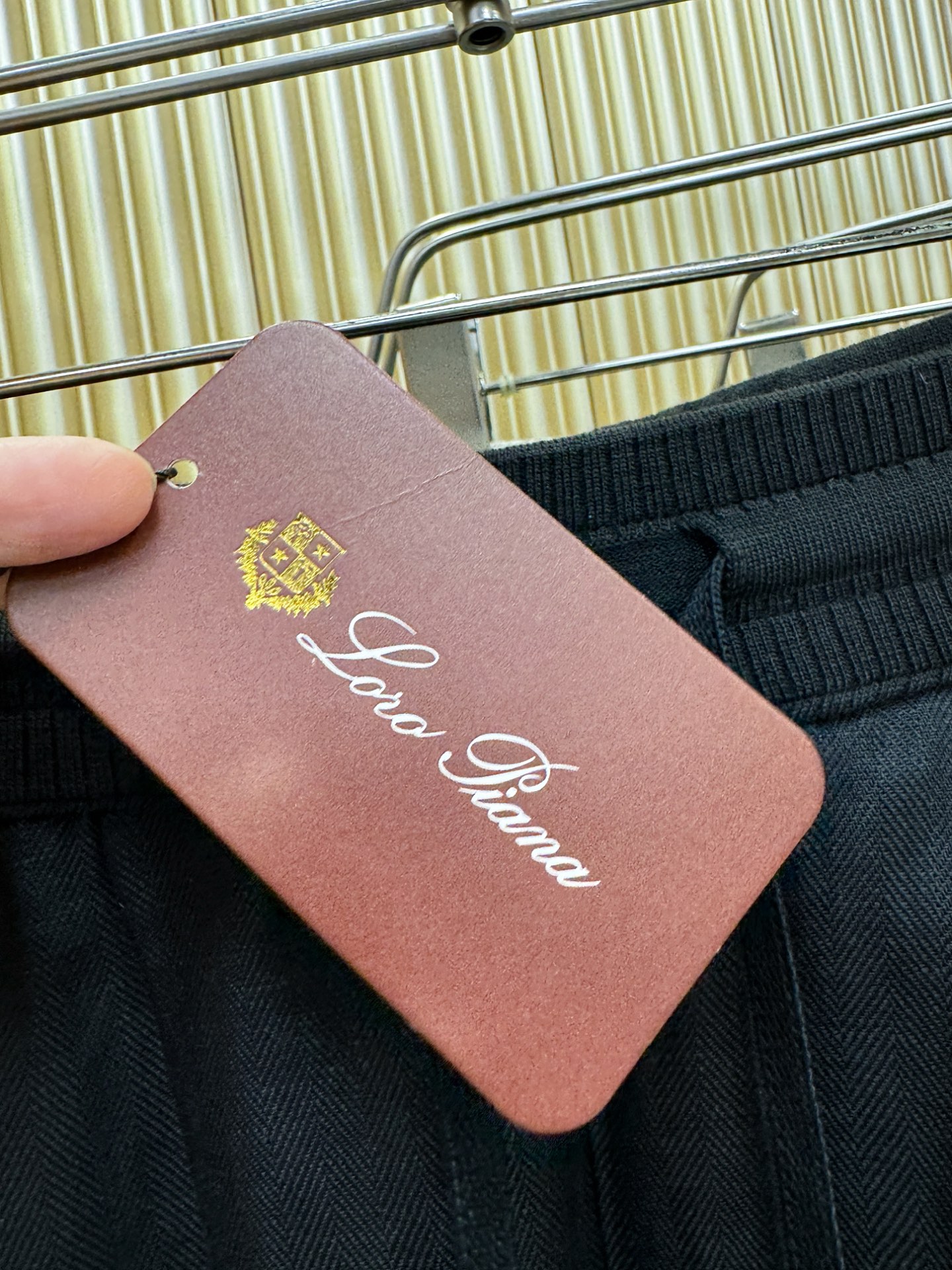 Loro Piana诺悠翩雅 2026春夏专柜同款亚麻休闲裤，100%亚麻面料，休闲的氛围感拉满，亚麻面