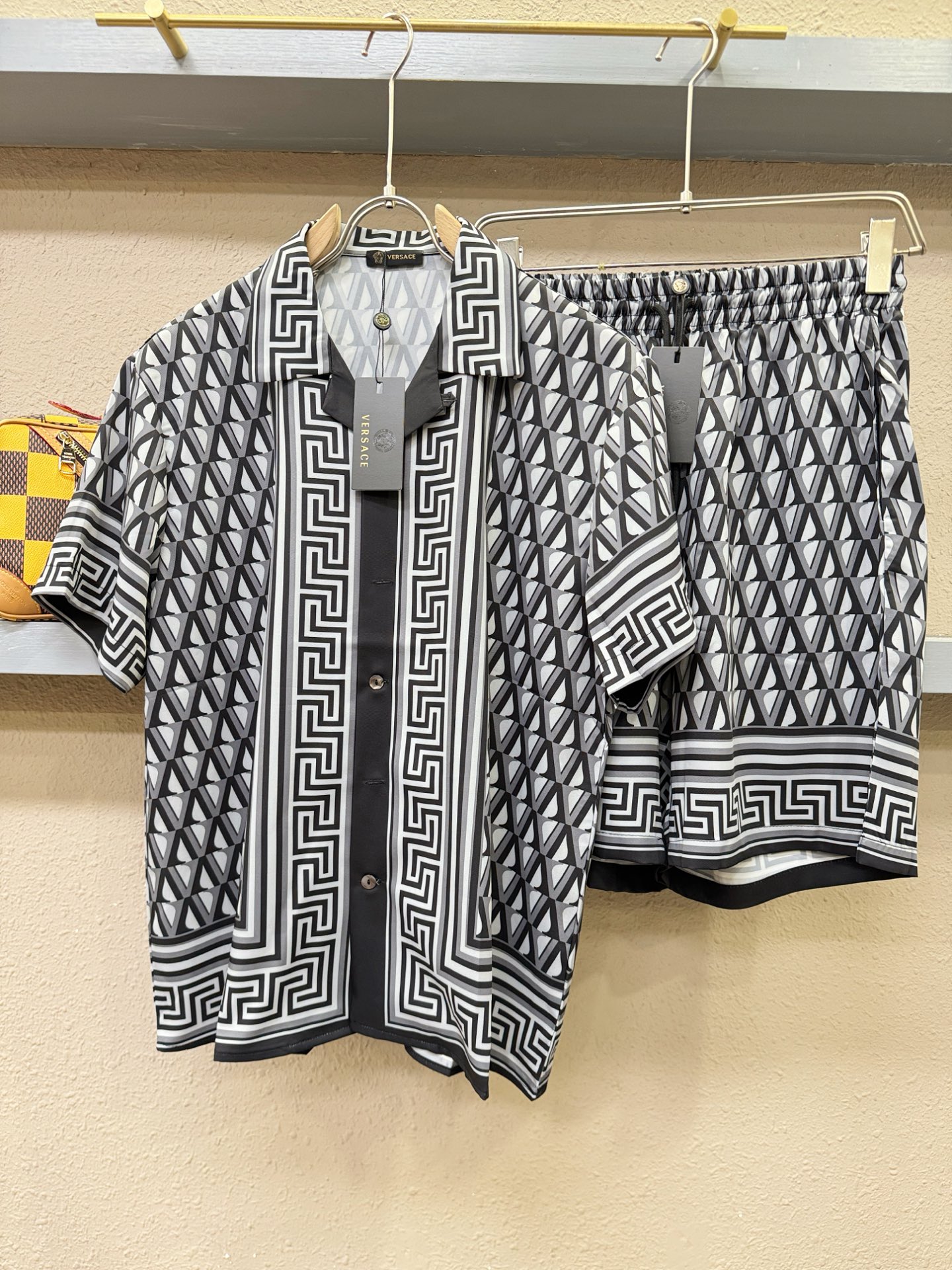 高定款(真丝面料升级 ) Versace 范思哲最大可穿250斤,新款真丝套装,男女同款家居服套装,定制真丝面料,不抽丝 高定款(真丝面料升级 ) Versace 范思哲最大可穿250斤,新款真丝套装,男女同款家居服套装,定制真丝面料,不抽丝