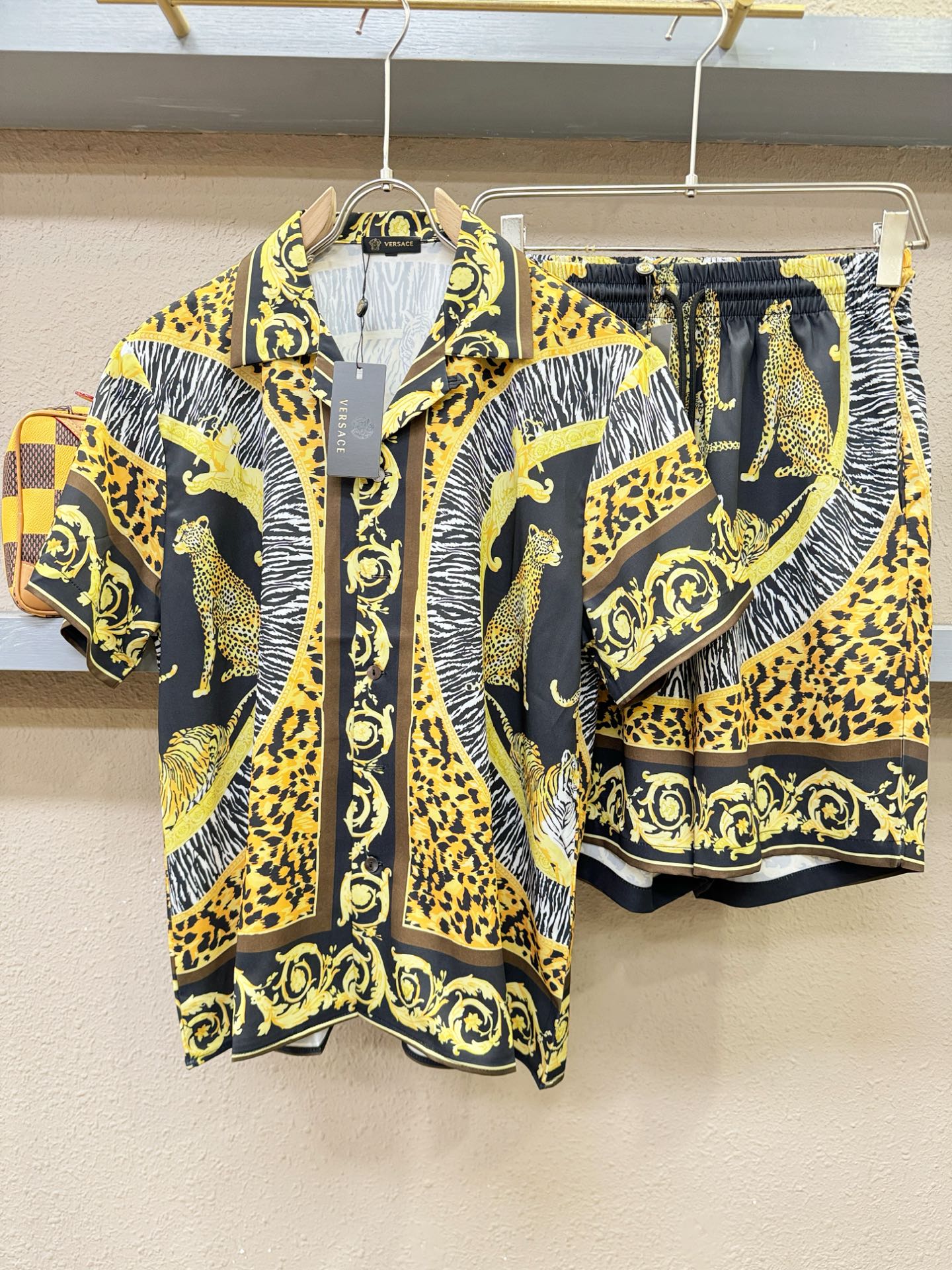 高定款(真丝面料升级 ) Versace 范思哲最大可穿250斤,新款真丝套装,男女同款家居服套装,定制真丝面料,不抽丝 高定款(真丝面料升级 ) Versace 范思哲最大可穿250斤,新款真丝套装,男女同款家居服套装,定制真丝面料,不抽丝