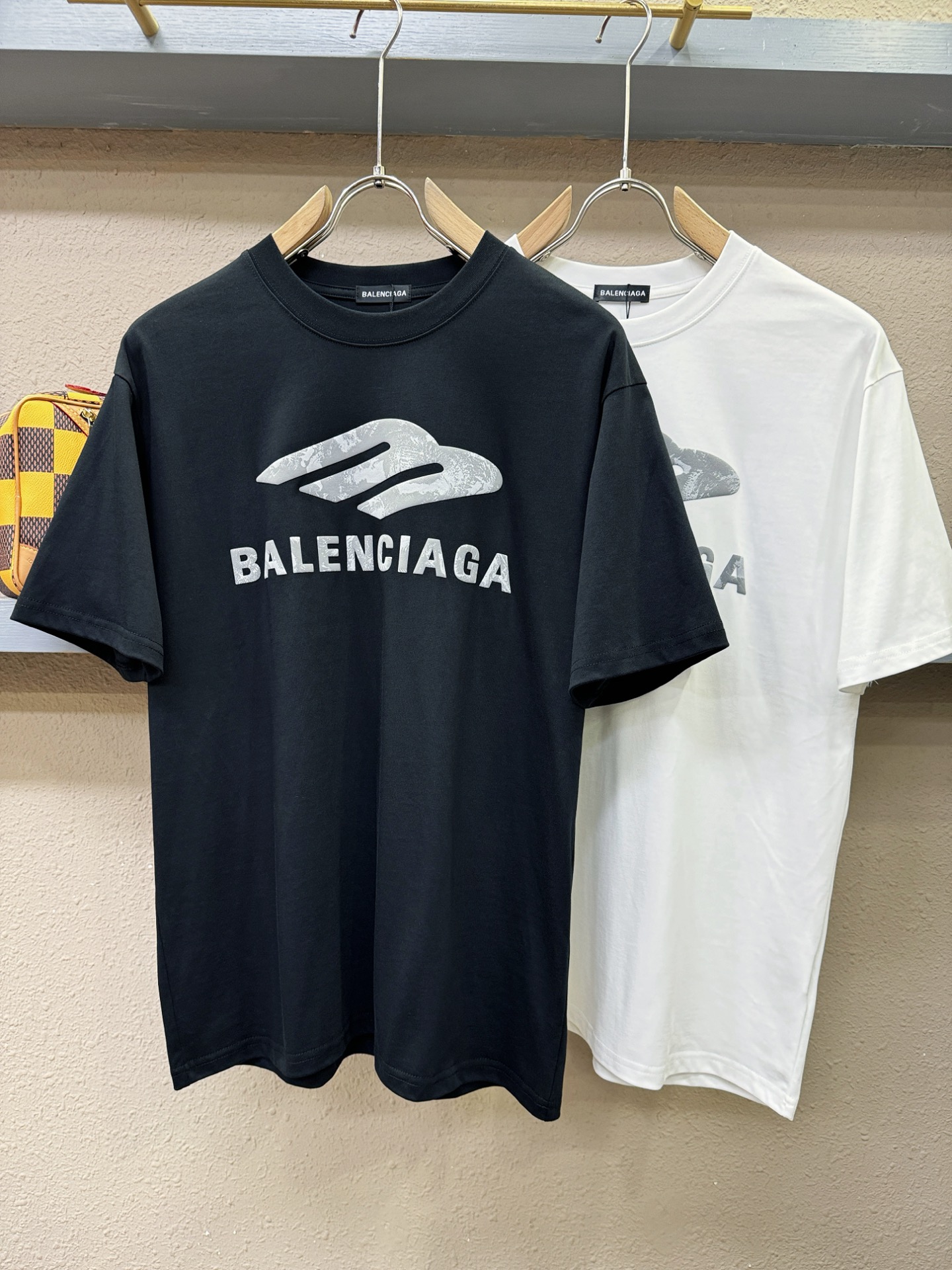 Balenciaga巴黎世家 2026新款短袖T恤！男女同款！走秀图案时尚休闲短袖T恤衫！设计logo设计！极具设计精选