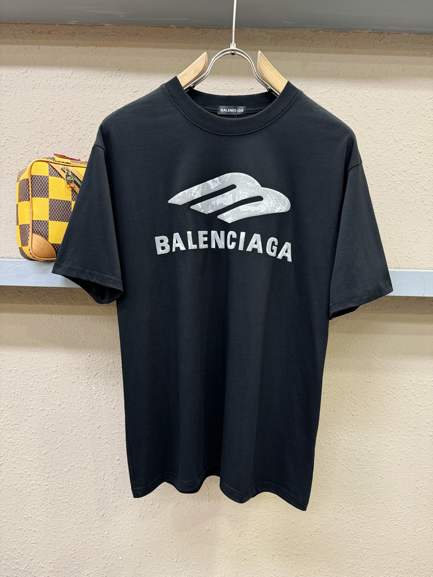 Balenciaga巴黎世家 2026新款短袖T恤!男女同款!走秀图案时尚休闲短袖T恤衫!设计logo设计!极具设计精选 Balenciaga巴黎世家 2026新款短袖T恤!男女同款!走秀图案时尚休闲短袖T恤衫!设计logo设计!极具设计精选