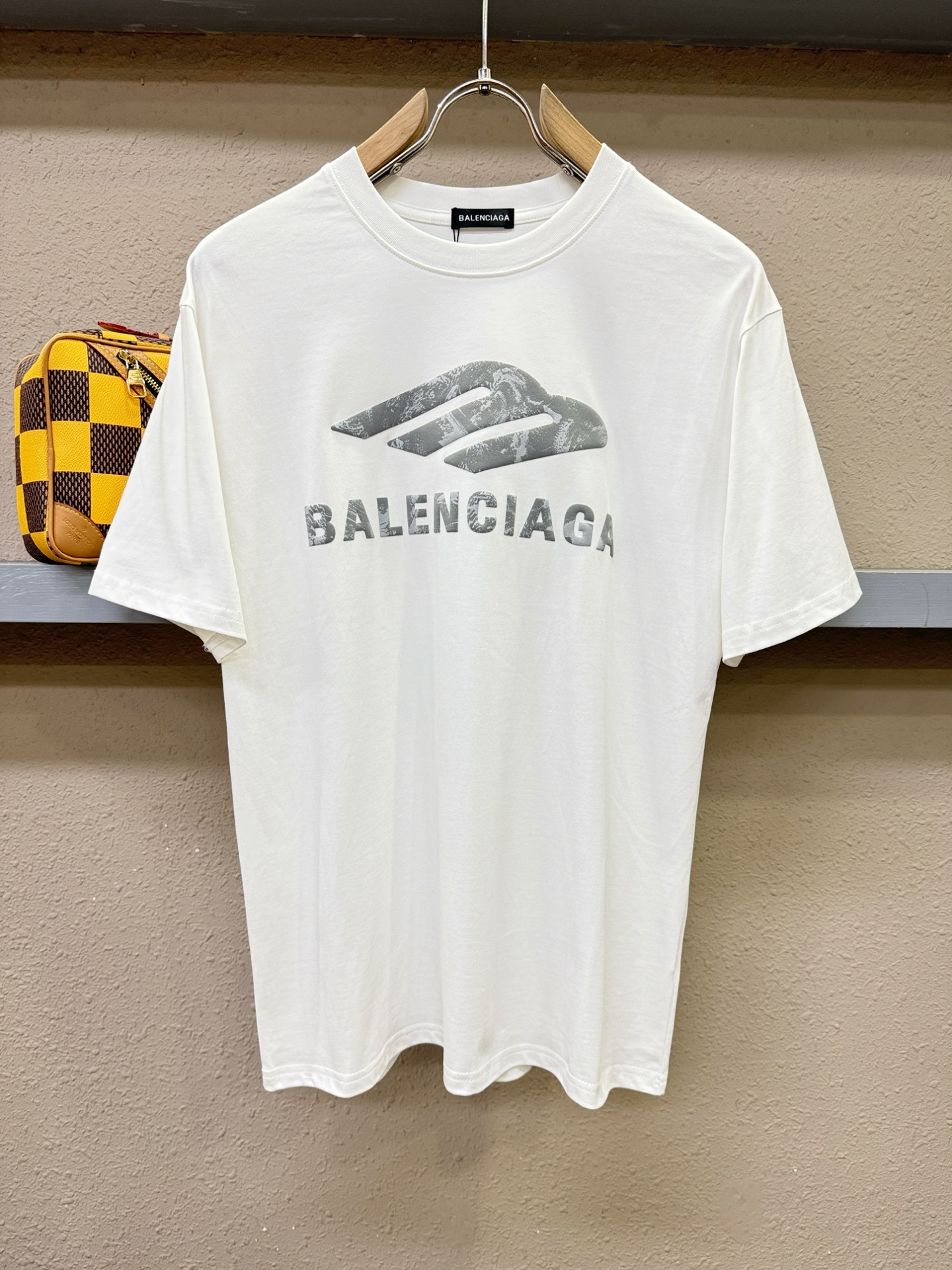 Balenciaga巴黎世家 2026新款短袖T恤!男女同款!走秀图案时尚休闲短袖T恤衫!设计logo设计!极具设计精选 Balenciaga巴黎世家 2026新款短袖T恤!男女同款!走秀图案时尚休闲短袖T恤衫!设计logo设计!极具设计精选