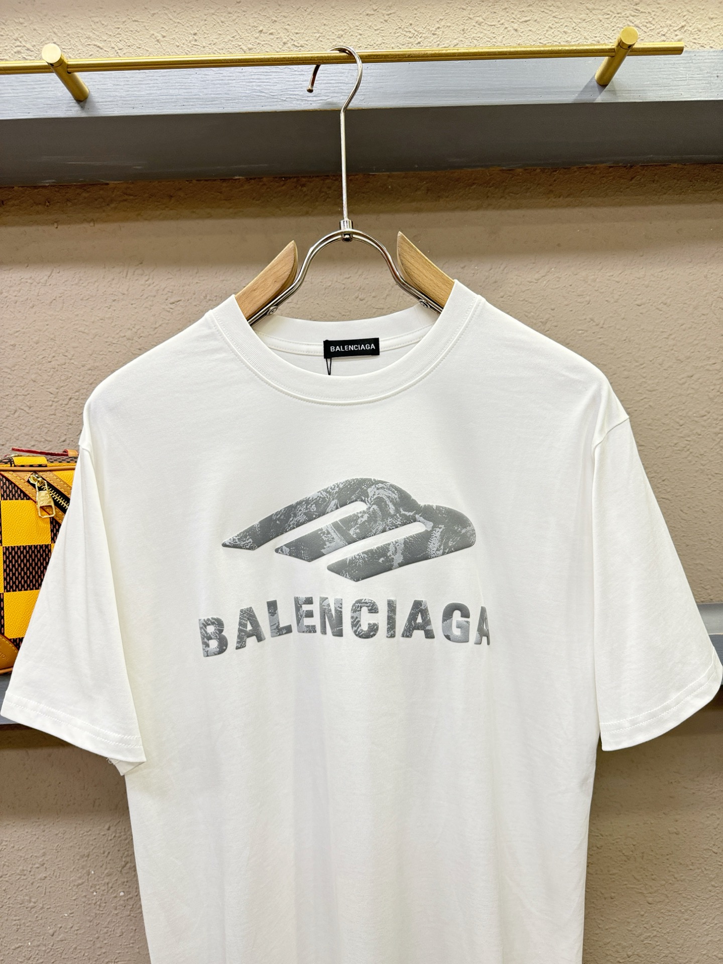 Balenciaga巴黎世家 2026新款短袖T恤！男女同款！走秀图案时尚休闲短袖T恤衫！设计logo设计！极具设计精选