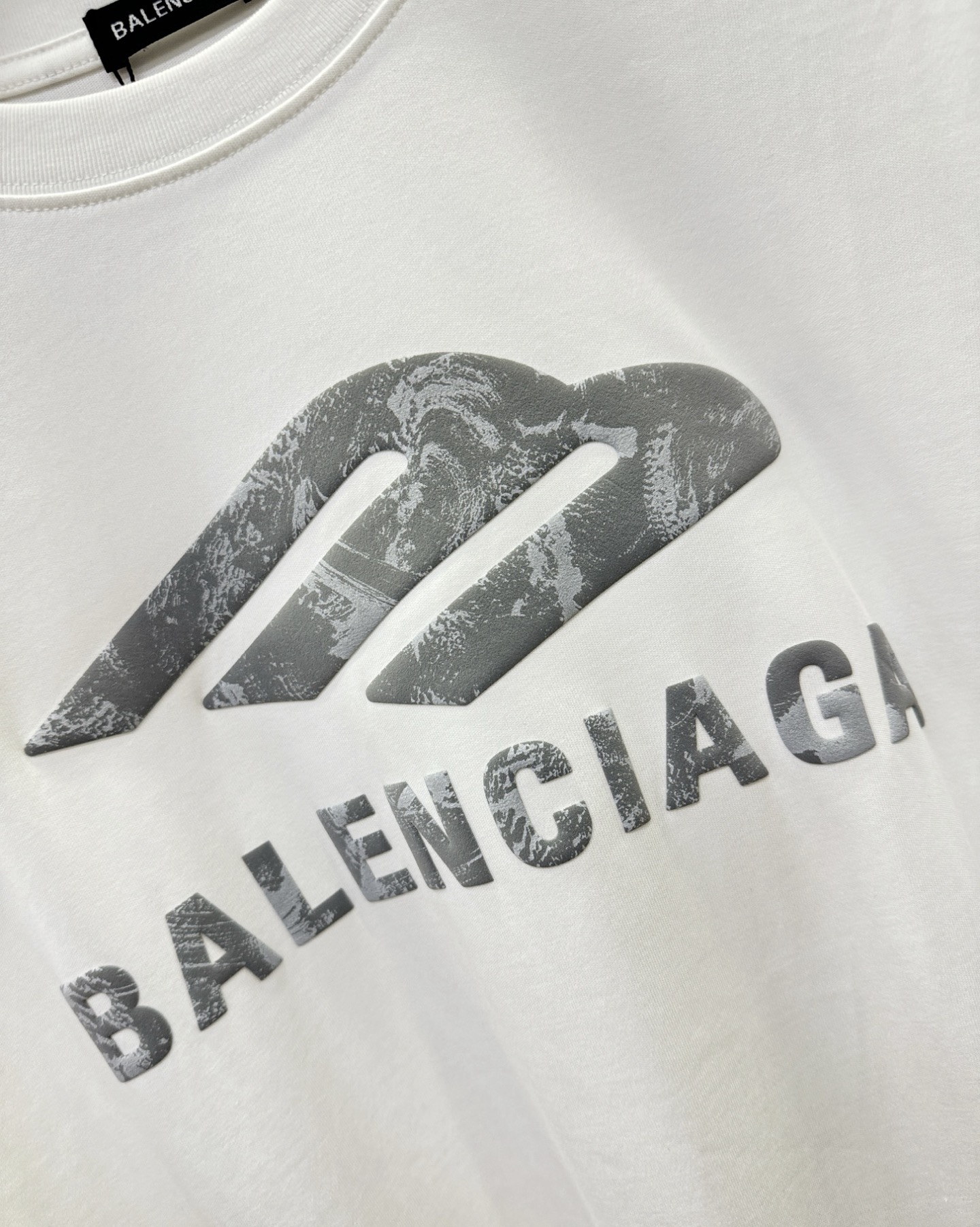 Balenciaga巴黎世家 2026新款短袖T恤！男女同款！走秀图案时尚休闲短袖T恤衫！设计logo设计！极具设计精选