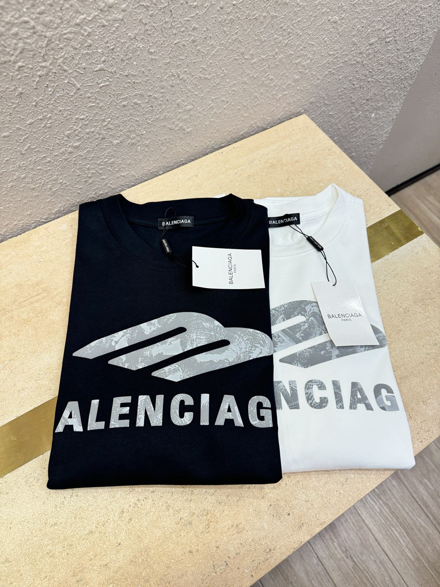 Balenciaga巴黎世家 2026新款短袖T恤！男女同款！走秀图案时尚休闲短袖T恤衫！设计logo设计！极具设计精选