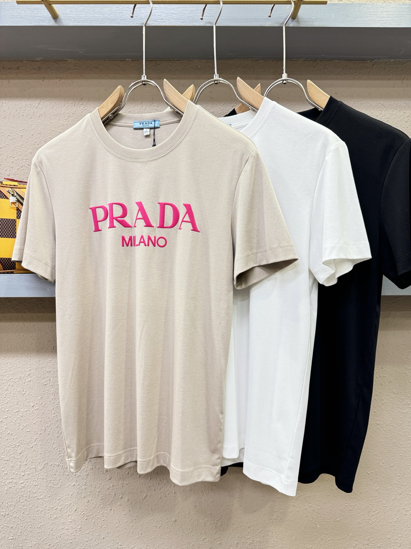 PRADA 普拉达 2026新款短袖T恤！男女同款！走秀图案时尚休闲短袖T恤衫！设计logo设计！极具设计精选客供面料，