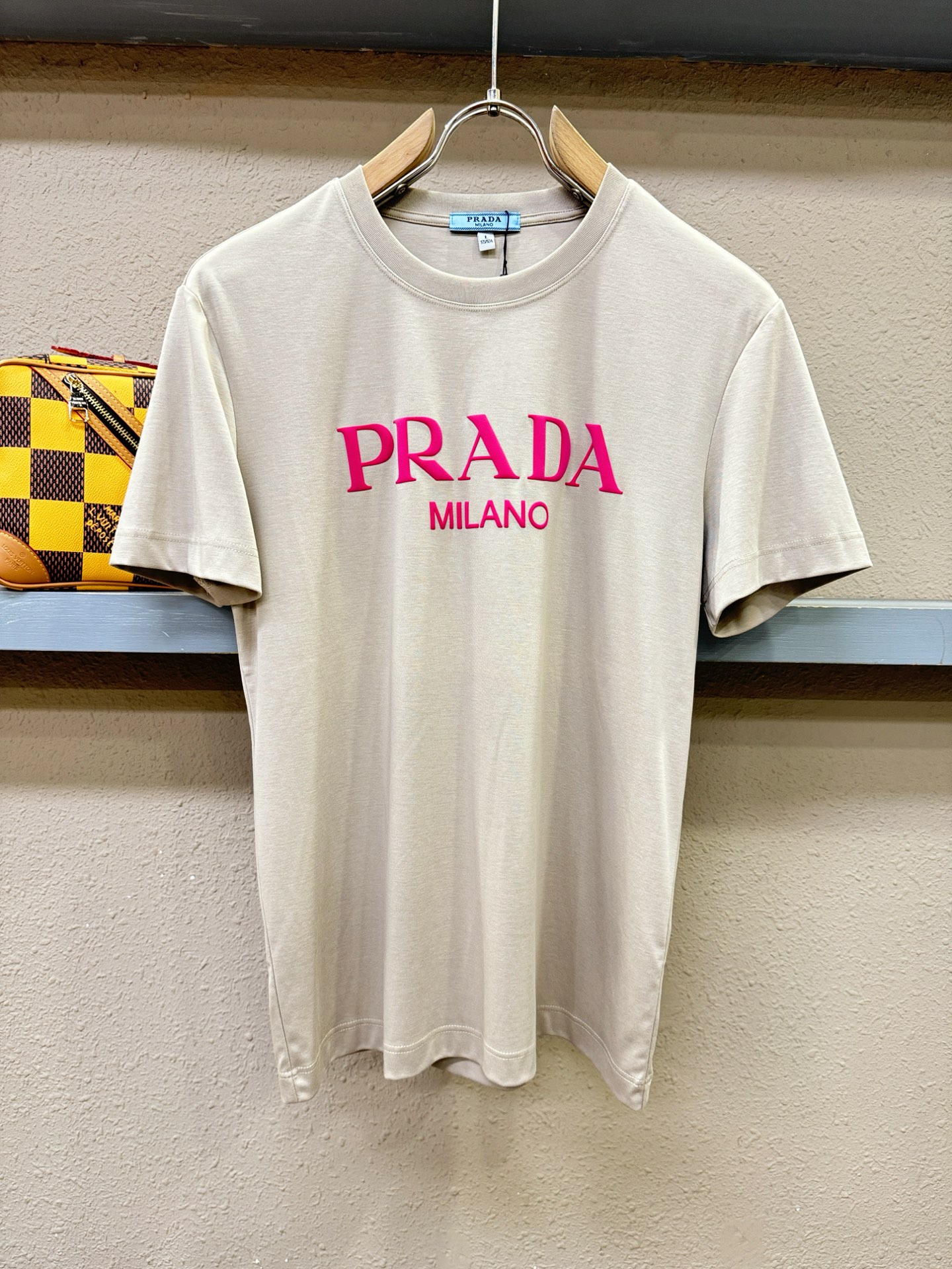 PRADA 普拉达 2026新款短袖T恤!男女同款!走秀图案时尚休闲短袖T恤衫!设计logo设计!极具设计精选客供面料, PRADA 普拉达 2026新款短袖T恤!男女同款!走秀图案时尚休闲短袖T恤衫!设计logo设计!极具设计精选客供面料,