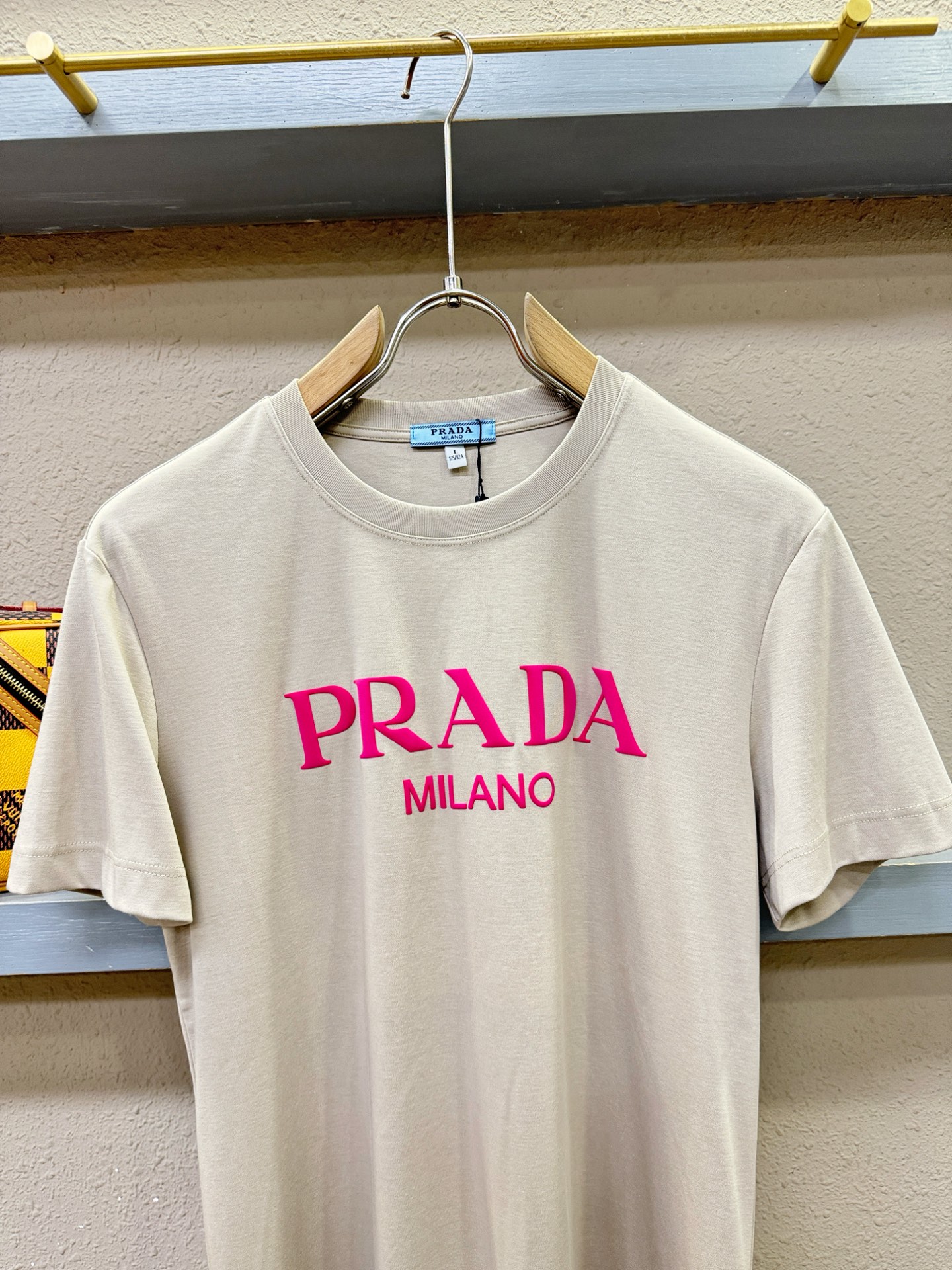 PRADA 普拉达 2026新款短袖T恤！男女同款！走秀图案时尚休闲短袖T恤衫！设计logo设计！极具设计精选客供面料，