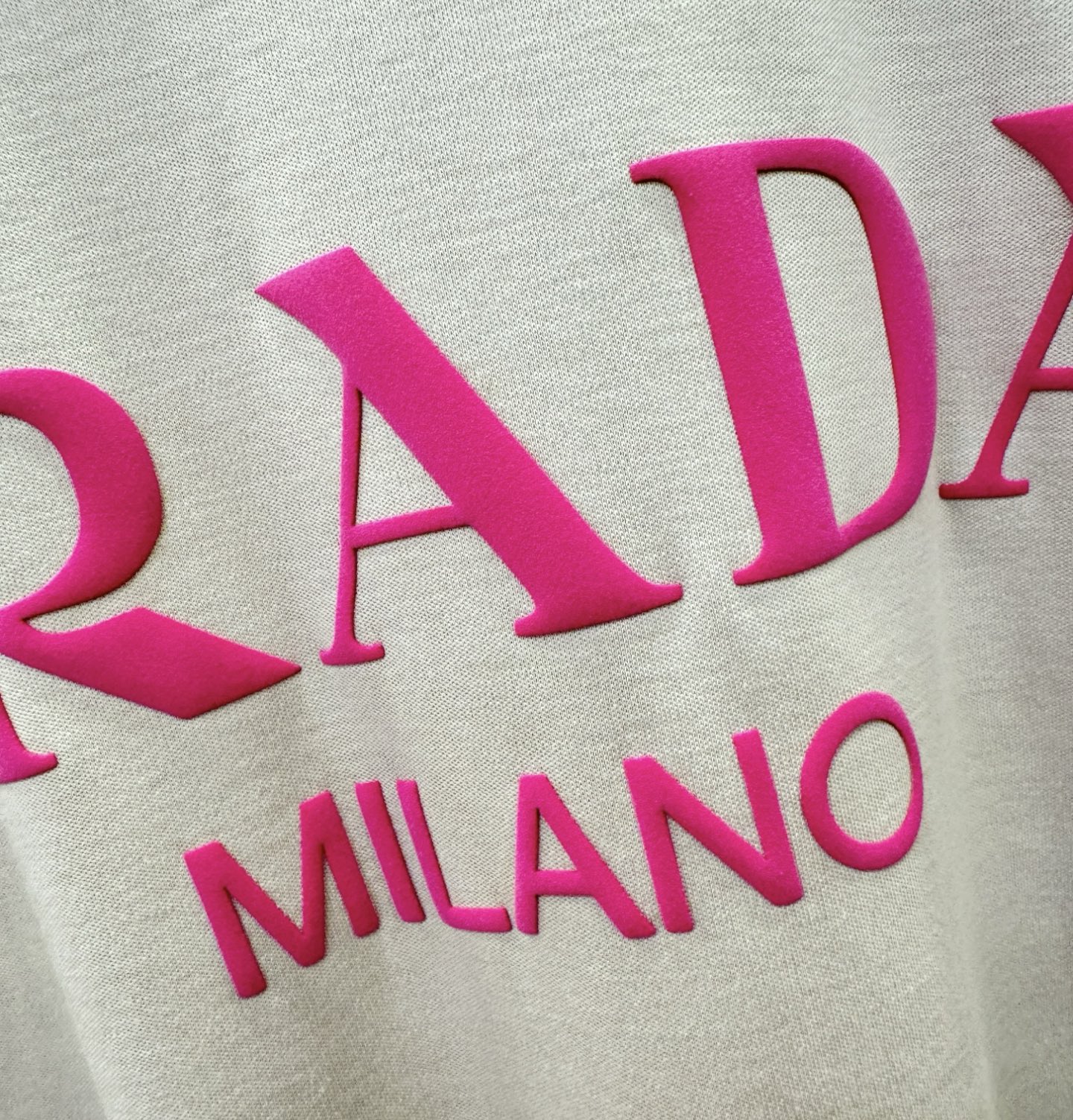 PRADA 普拉达 2026新款短袖T恤！男女同款！走秀图案时尚休闲短袖T恤衫！设计logo设计！极具设计精选客供面料，