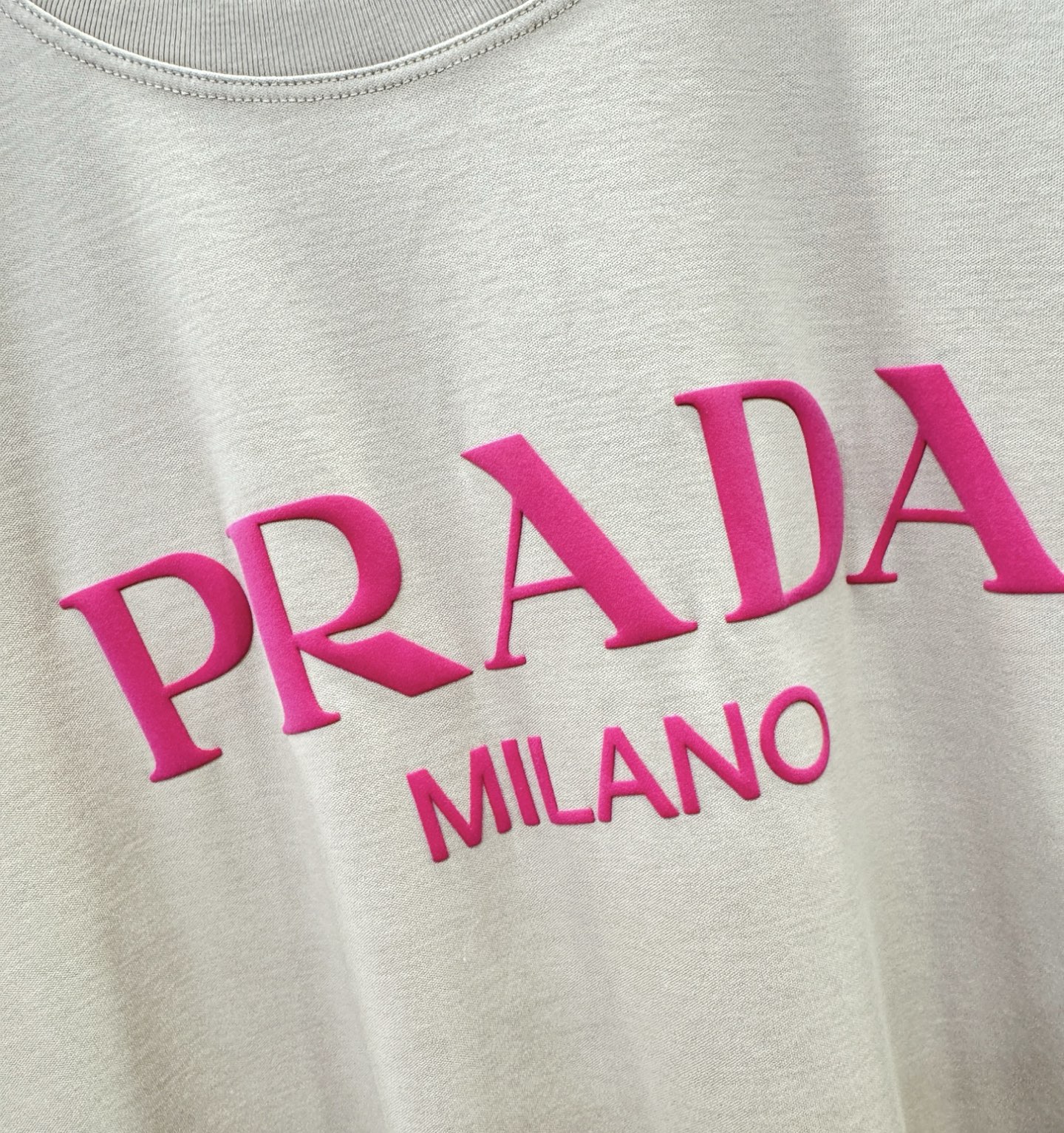 PRADA 普拉达 2026新款短袖T恤！男女同款！走秀图案时尚休闲短袖T恤衫！设计logo设计！极具设计精选客供面料，