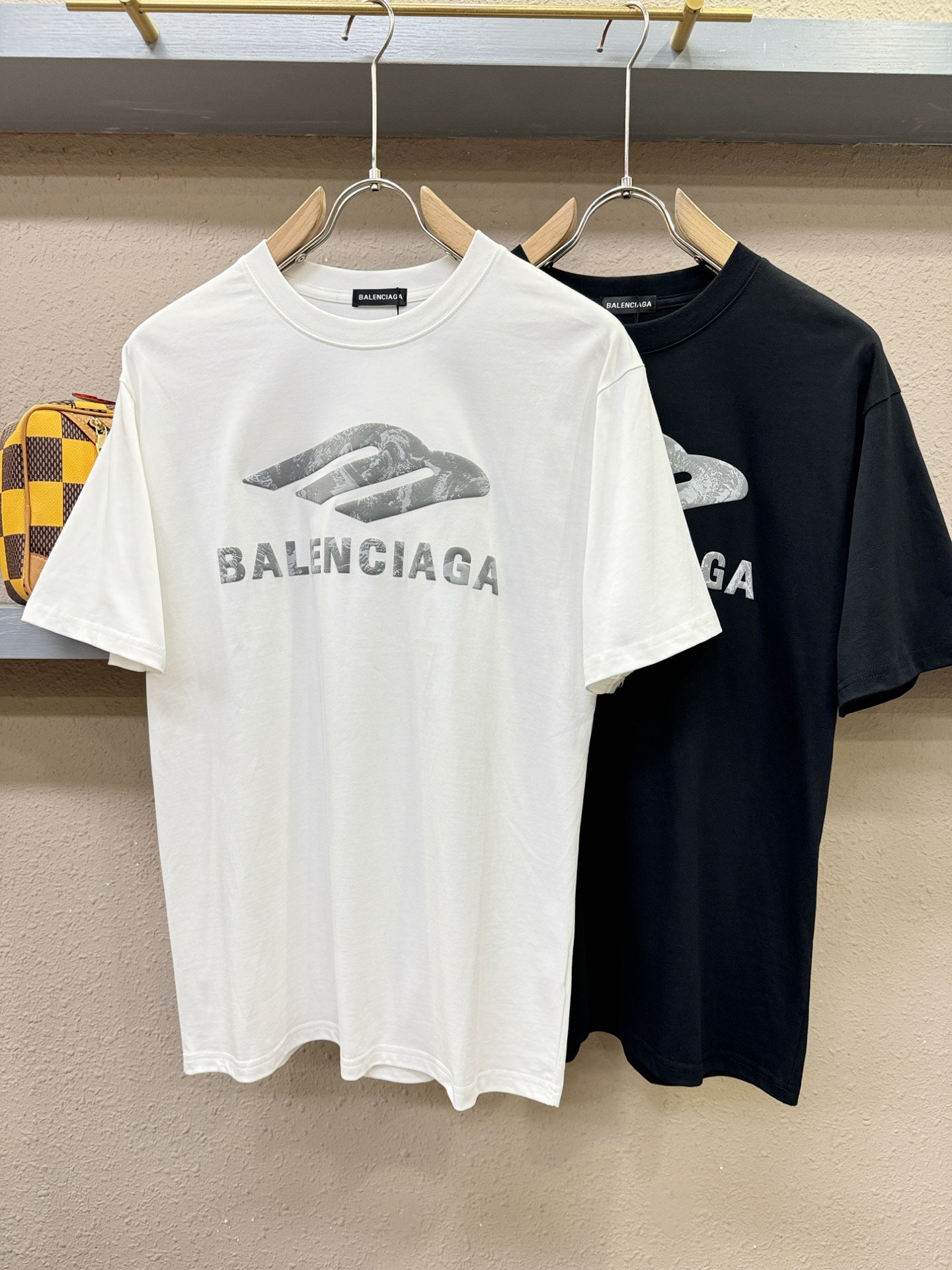 Balenciaga巴黎世家 2026新款短袖T恤！男女同款！走秀图案时尚休闲短袖T恤衫！设计logo设计！极具设计精选