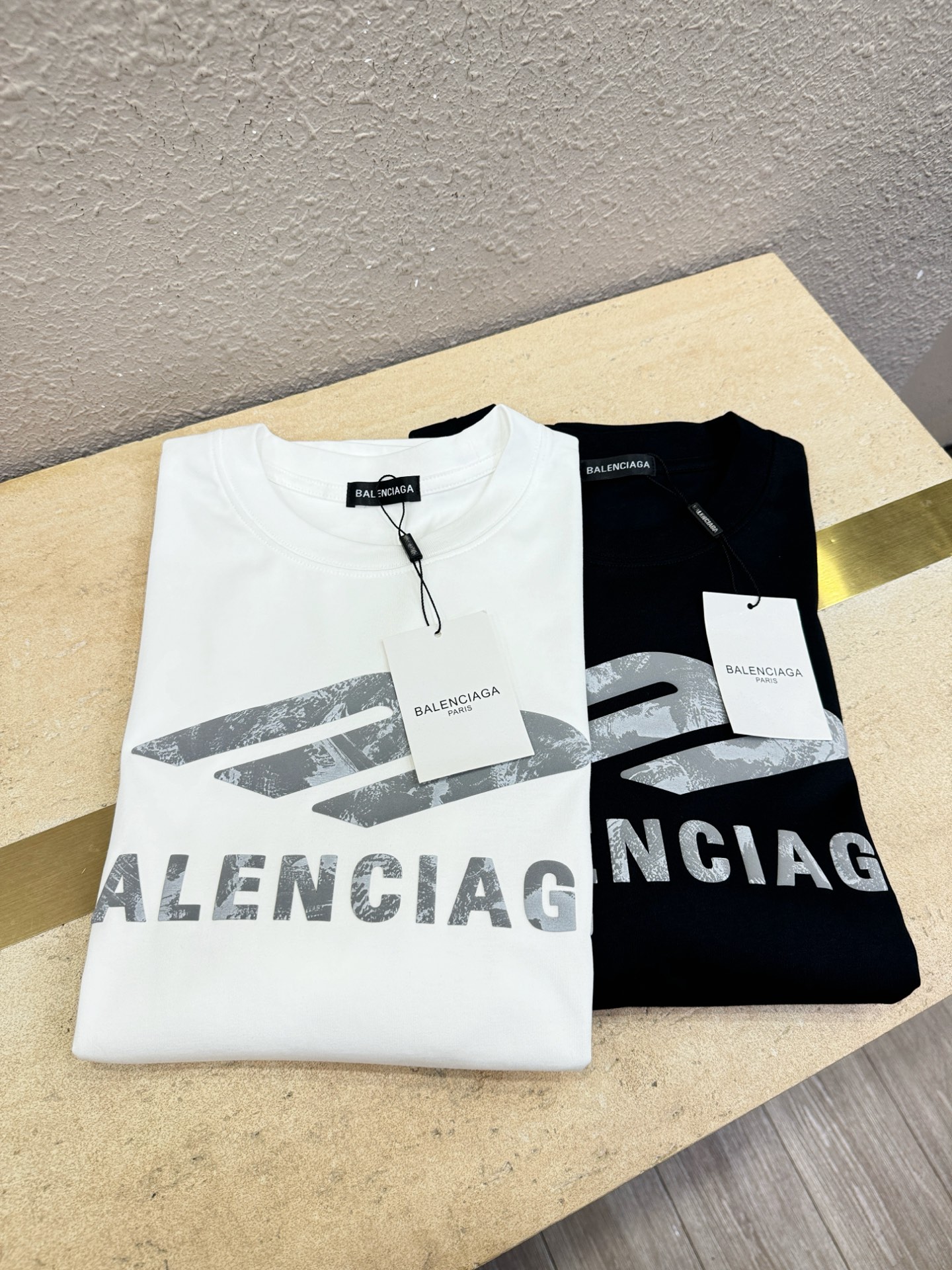 Balenciaga巴黎世家 2026新款短袖T恤！男女同款！走秀图案时尚休闲短袖T恤衫！设计logo设计！极具设计精选