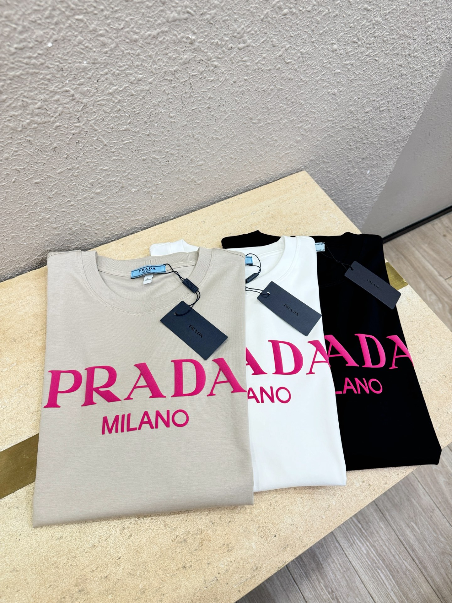 PRADA 普拉达 2026新款短袖T恤！男女同款！走秀图案时尚休闲短袖T恤衫！设计logo设计！极具设计精选客供面料，