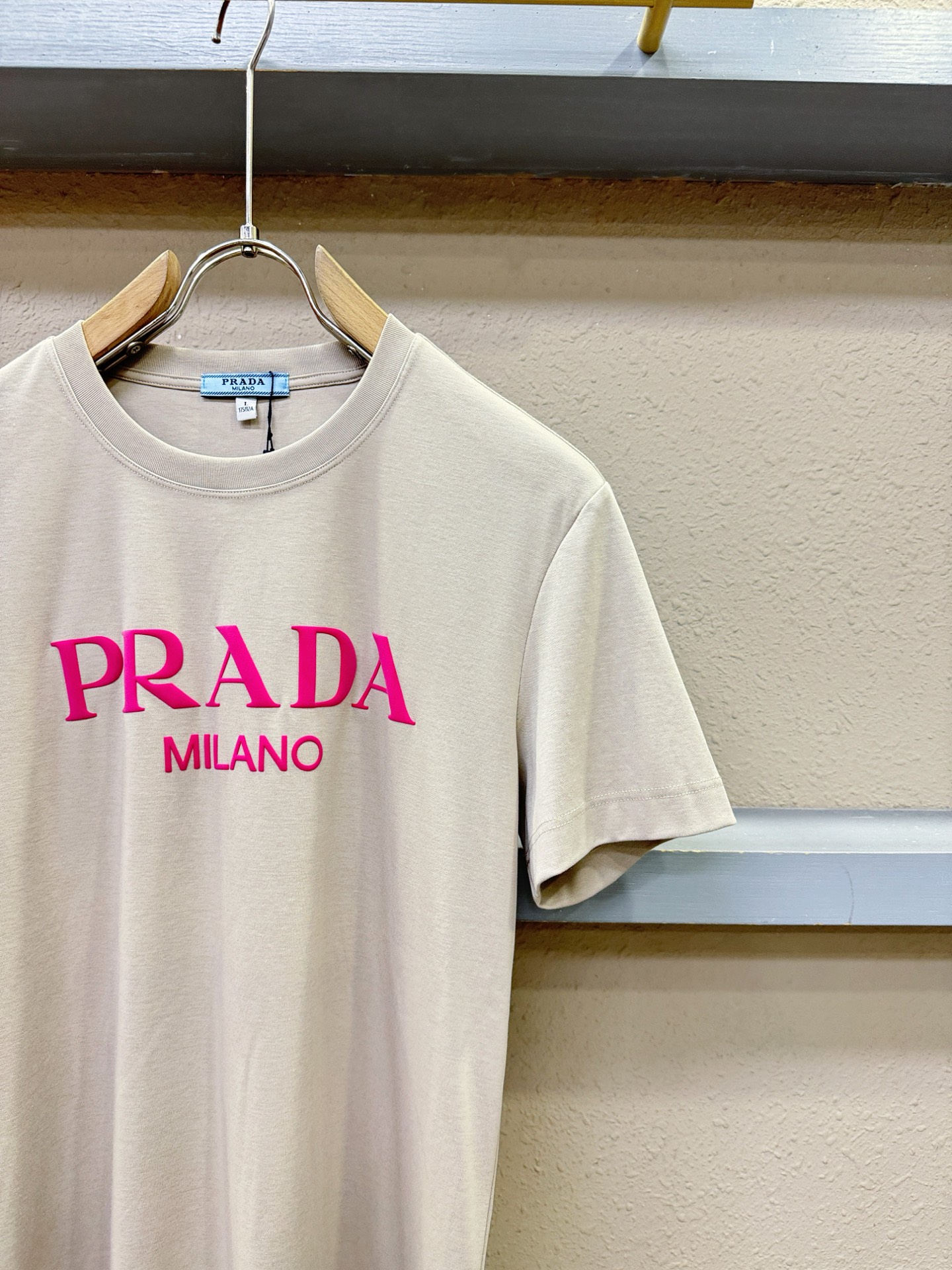 PRADA 普拉达 2026新款短袖T恤！男女同款！走秀图案时尚休闲短袖T恤衫！设计logo设计！极具设计精选客供面料，