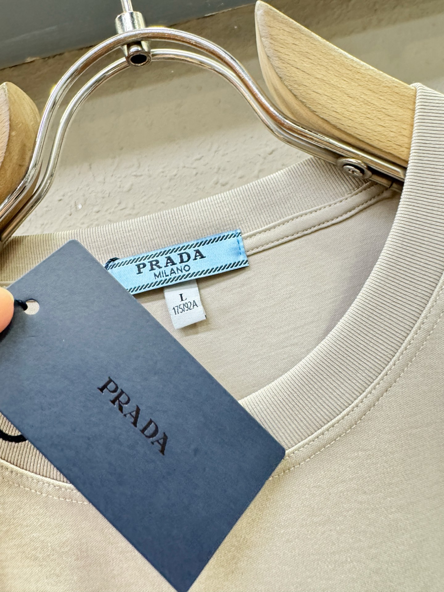 PRADA 普拉达 2026新款短袖T恤！男女同款！走秀图案时尚休闲短袖T恤衫！设计logo设计！极具设计精选客供面料，