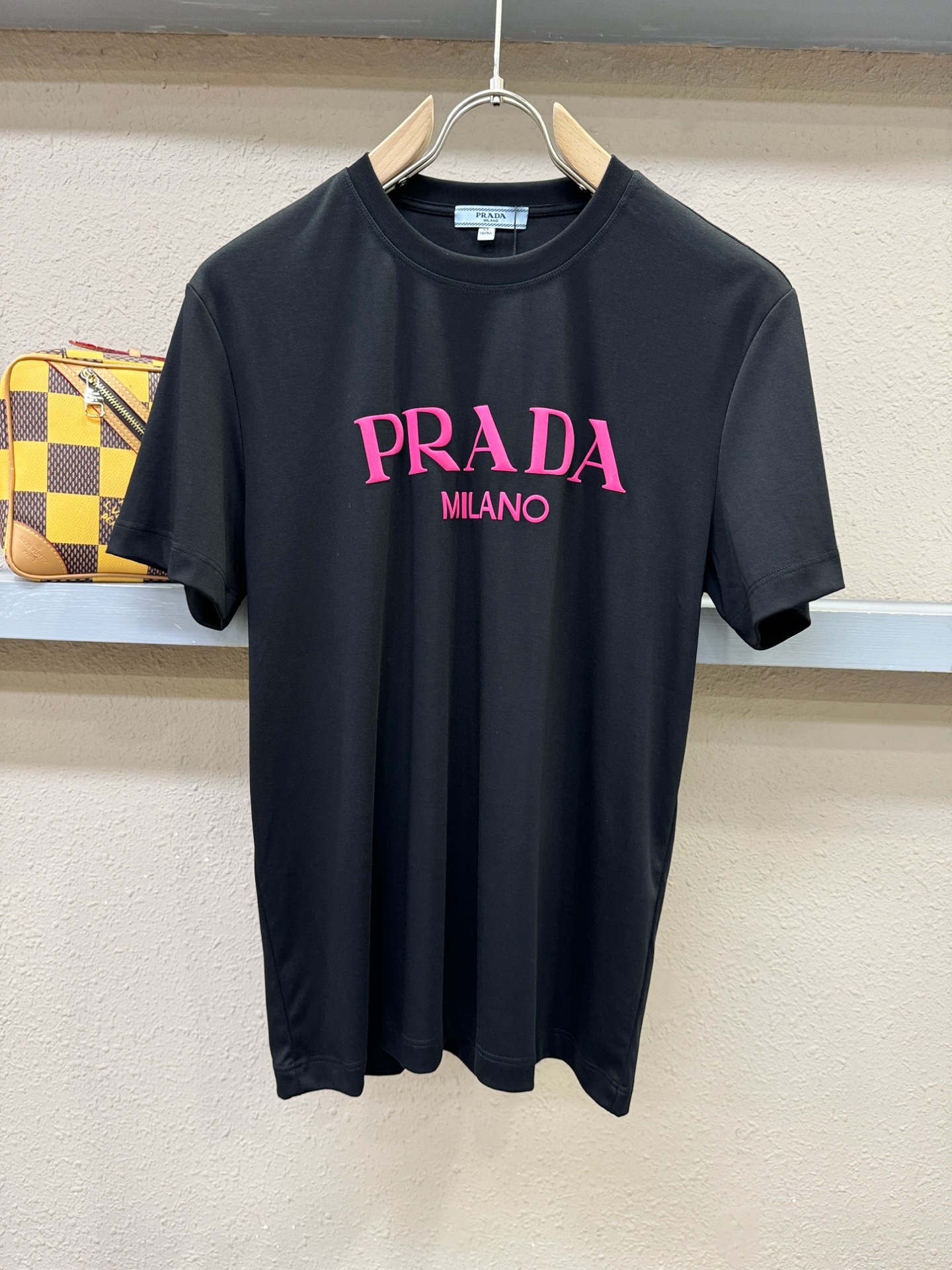 PRADA 普拉达 2026新款短袖T恤!男女同款!走秀图案时尚休闲短袖T恤衫!设计logo设计!极具设计精选客供面料, PRADA 普拉达 2026新款短袖T恤!男女同款!走秀图案时尚休闲短袖T恤衫!设计logo设计!极具设计精选客供面料,