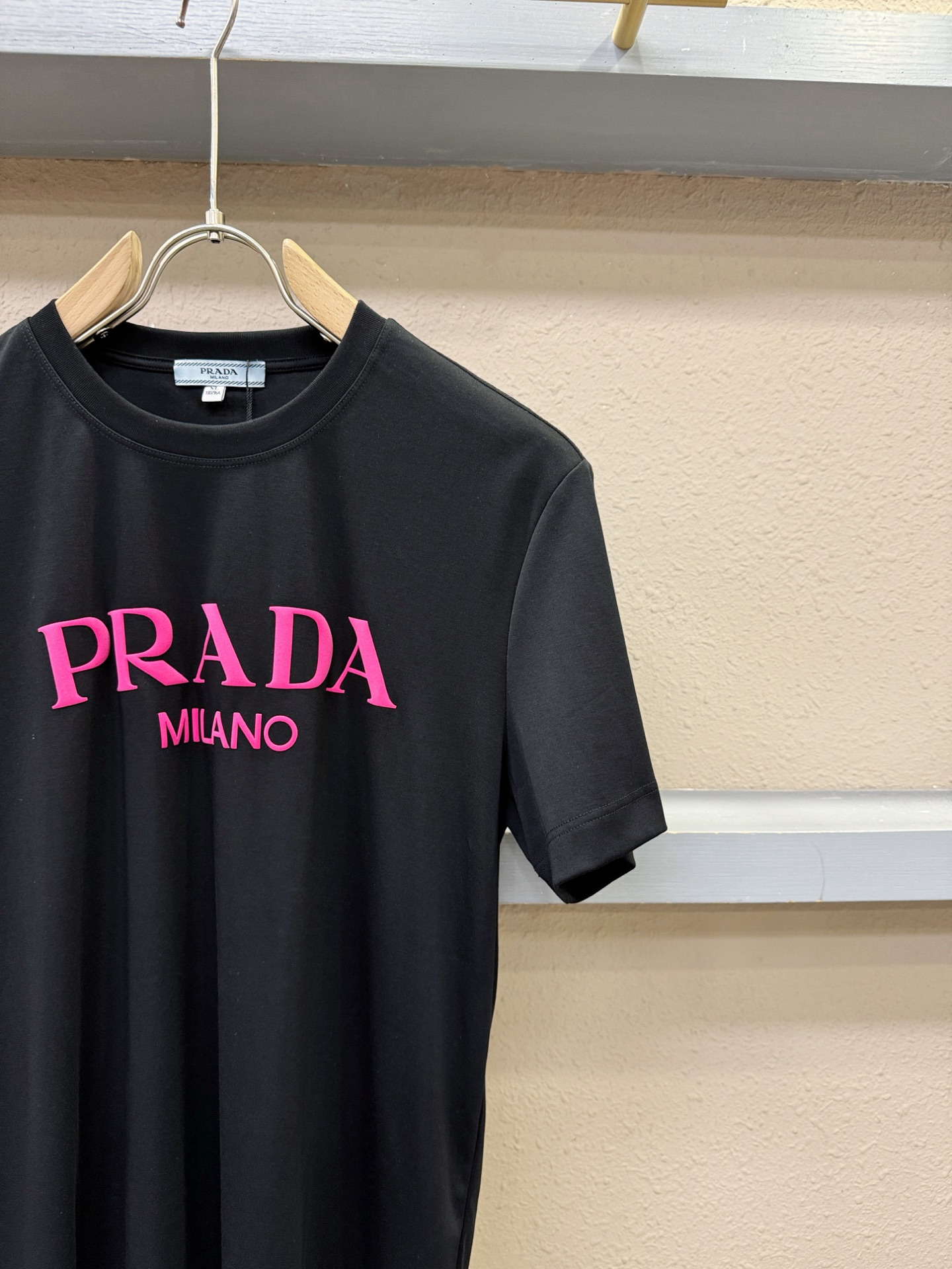 PRADA 普拉达 2026新款短袖T恤!男女同款!走秀图案时尚休闲短袖T恤衫!设计logo设计!极具设计精选客供面料, PRADA 普拉达 2026新款短袖T恤!男女同款!走秀图案时尚休闲短袖T恤衫!设计logo设计!极具设计精选客供面料,