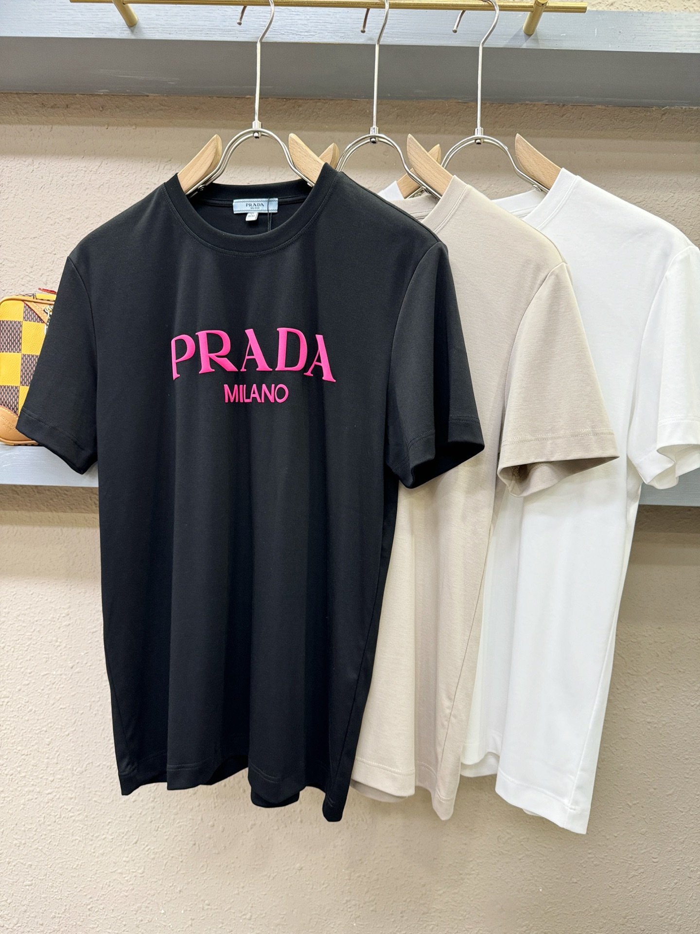 PRADA 普拉达 2026新款短袖T恤!男女同款!走秀图案时尚休闲短袖T恤衫!设计logo设计!极具设计精选客供面料, PRADA 普拉达 2026新款短袖T恤!男女同款!走秀图案时尚休闲短袖T恤衫!设计logo设计!极具设计精选客供面料,