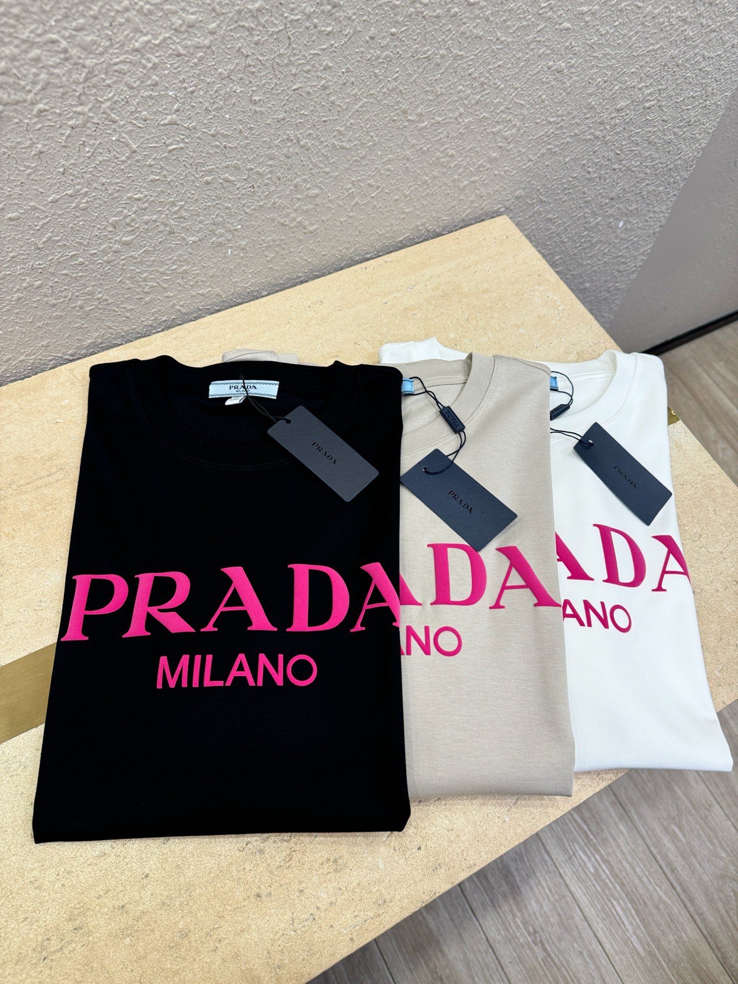 PRADA 普拉达 2026新款短袖T恤!男女同款!走秀图案时尚休闲短袖T恤衫!设计logo设计!极具设计精选客供面料, PRADA 普拉达 2026新款短袖T恤!男女同款!走秀图案时尚休闲短袖T恤衫!设计logo设计!极具设计精选客供面料,
