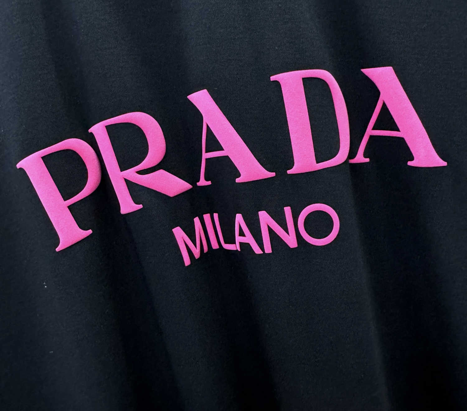 PRADA 普拉达 2026新款短袖T恤!男女同款!走秀图案时尚休闲短袖T恤衫!设计logo设计!极具设计精选客供面料, PRADA 普拉达 2026新款短袖T恤!男女同款!走秀图案时尚休闲短袖T恤衫!设计logo设计!极具设计精选客供面料,