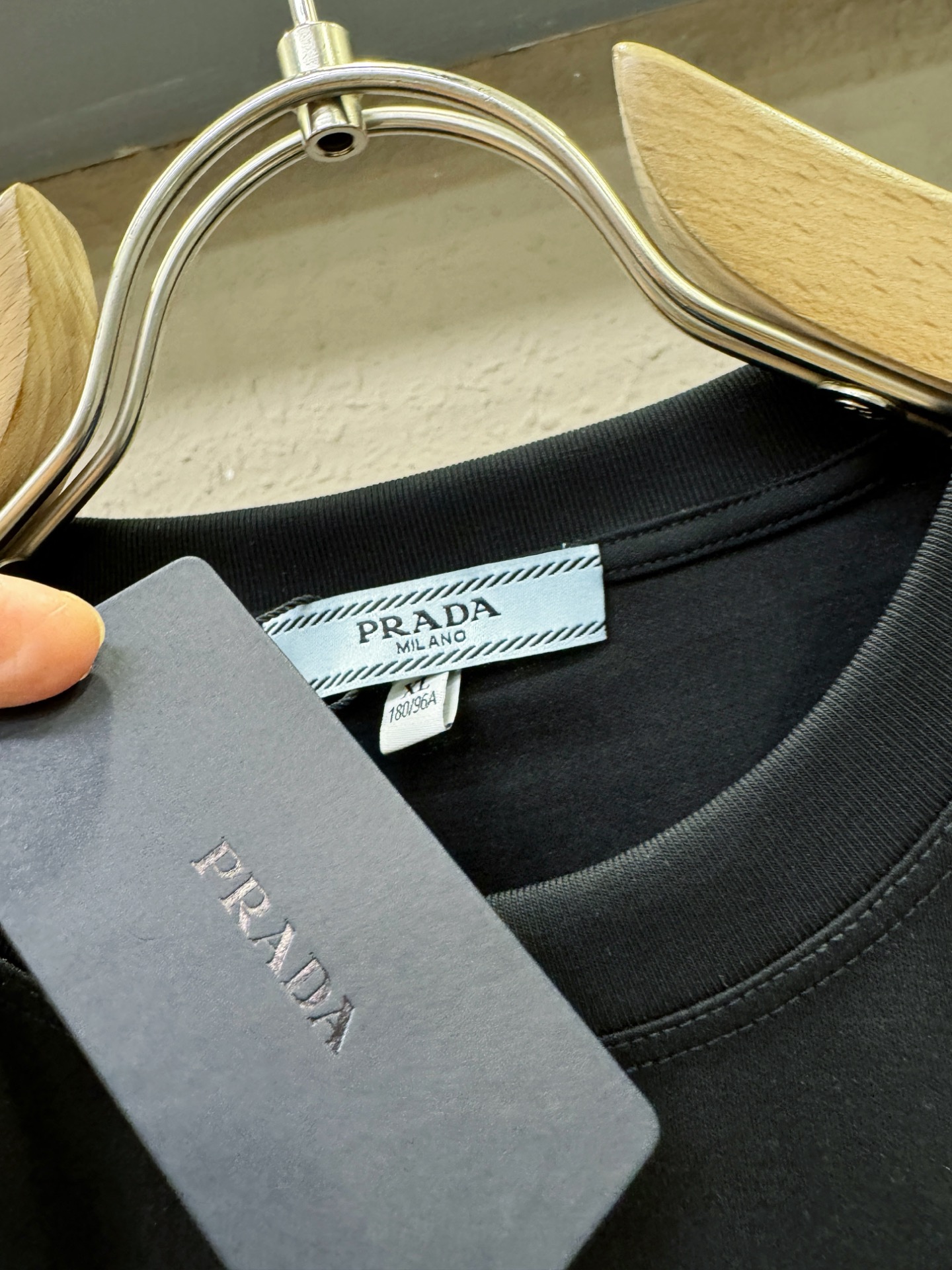 PRADA 普拉达 2026新款短袖T恤!男女同款!走秀图案时尚休闲短袖T恤衫!设计logo设计!极具设计精选客供面料, PRADA 普拉达 2026新款短袖T恤!男女同款!走秀图案时尚休闲短袖T恤衫!设计logo设计!极具设计精选客供面料,
