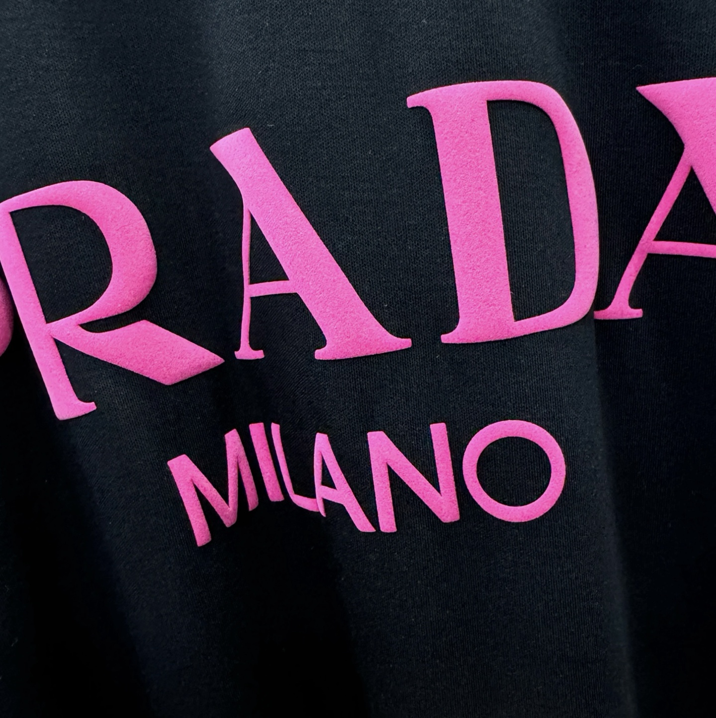 PRADA 普拉达 2026新款短袖T恤!男女同款!走秀图案时尚休闲短袖T恤衫!设计logo设计!极具设计精选客供面料, PRADA 普拉达 2026新款短袖T恤!男女同款!走秀图案时尚休闲短袖T恤衫!设计logo设计!极具设计精选客供面料,