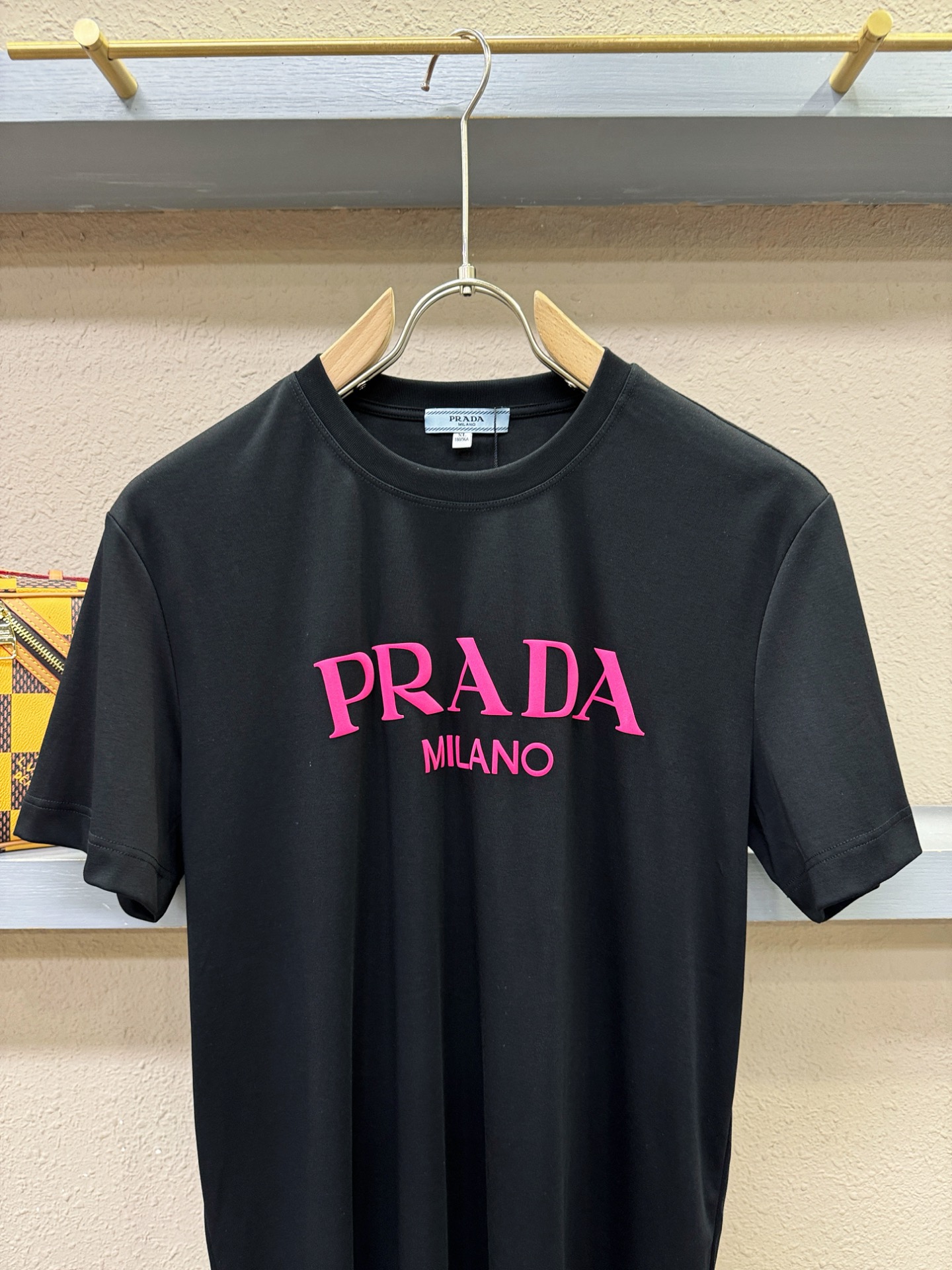 PRADA 普拉达 2026新款短袖T恤!男女同款!走秀图案时尚休闲短袖T恤衫!设计logo设计!极具设计精选客供面料, PRADA 普拉达 2026新款短袖T恤!男女同款!走秀图案时尚休闲短袖T恤衫!设计logo设计!极具设计精选客供面料,