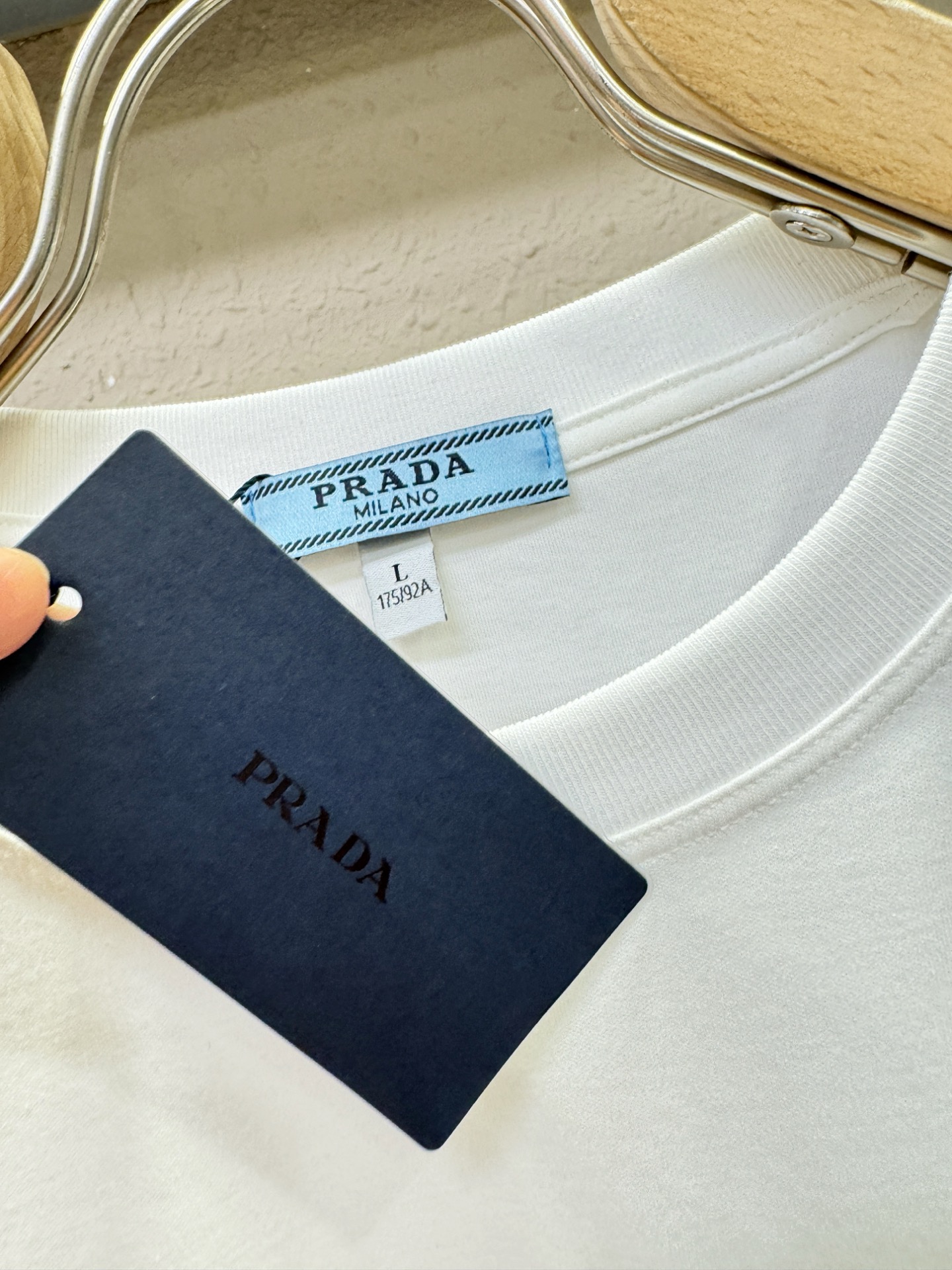 PRADA 普拉达 2026新款短袖T恤！男女同款！走秀图案时尚休闲短袖T恤衫！设计logo设计！极具设计精选客供面料，