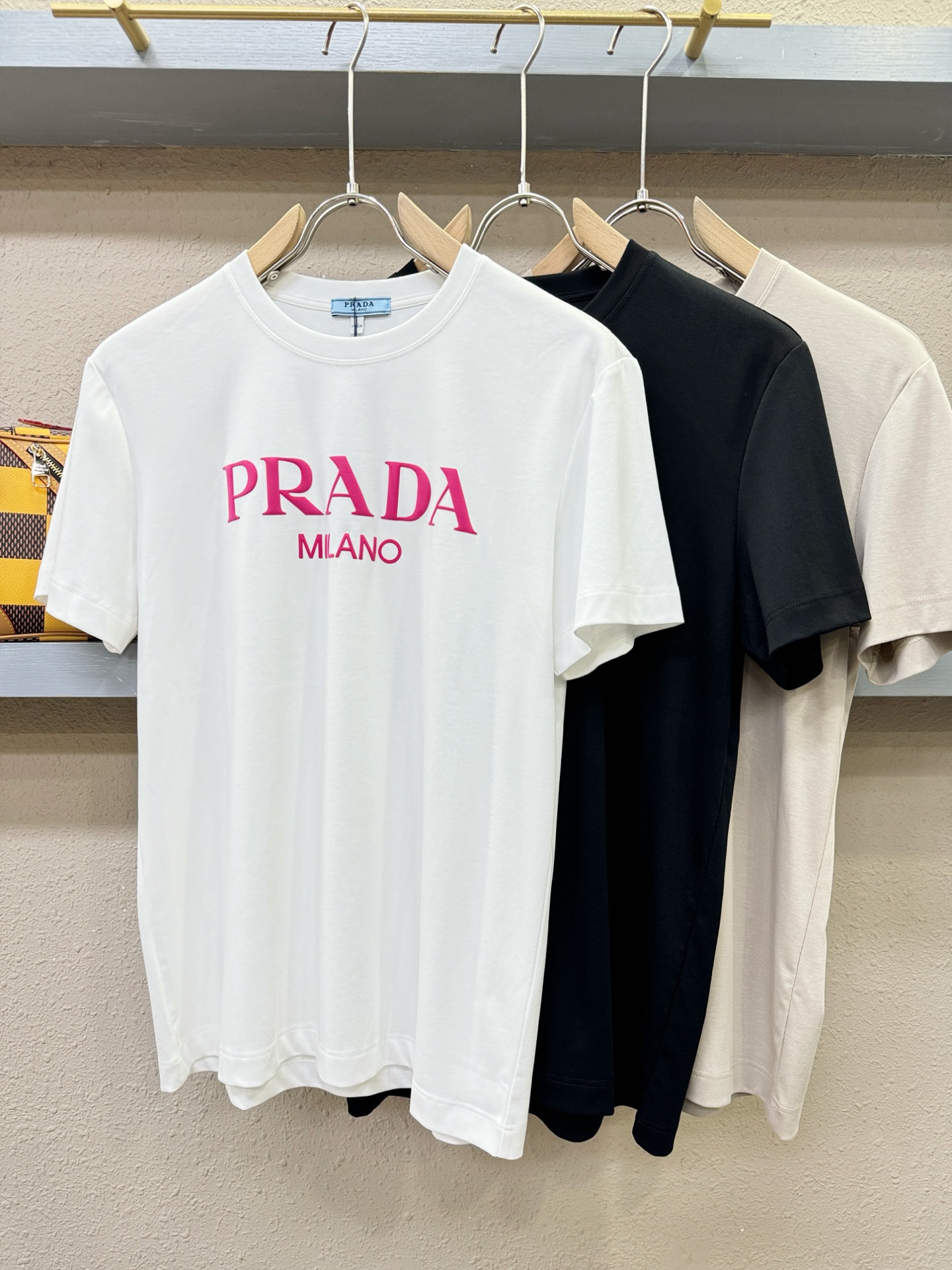 PRADA 普拉达 2026新款短袖T恤！男女同款！走秀图案时尚休闲短袖T恤衫！设计logo设计！极具设计精选客供面料，
