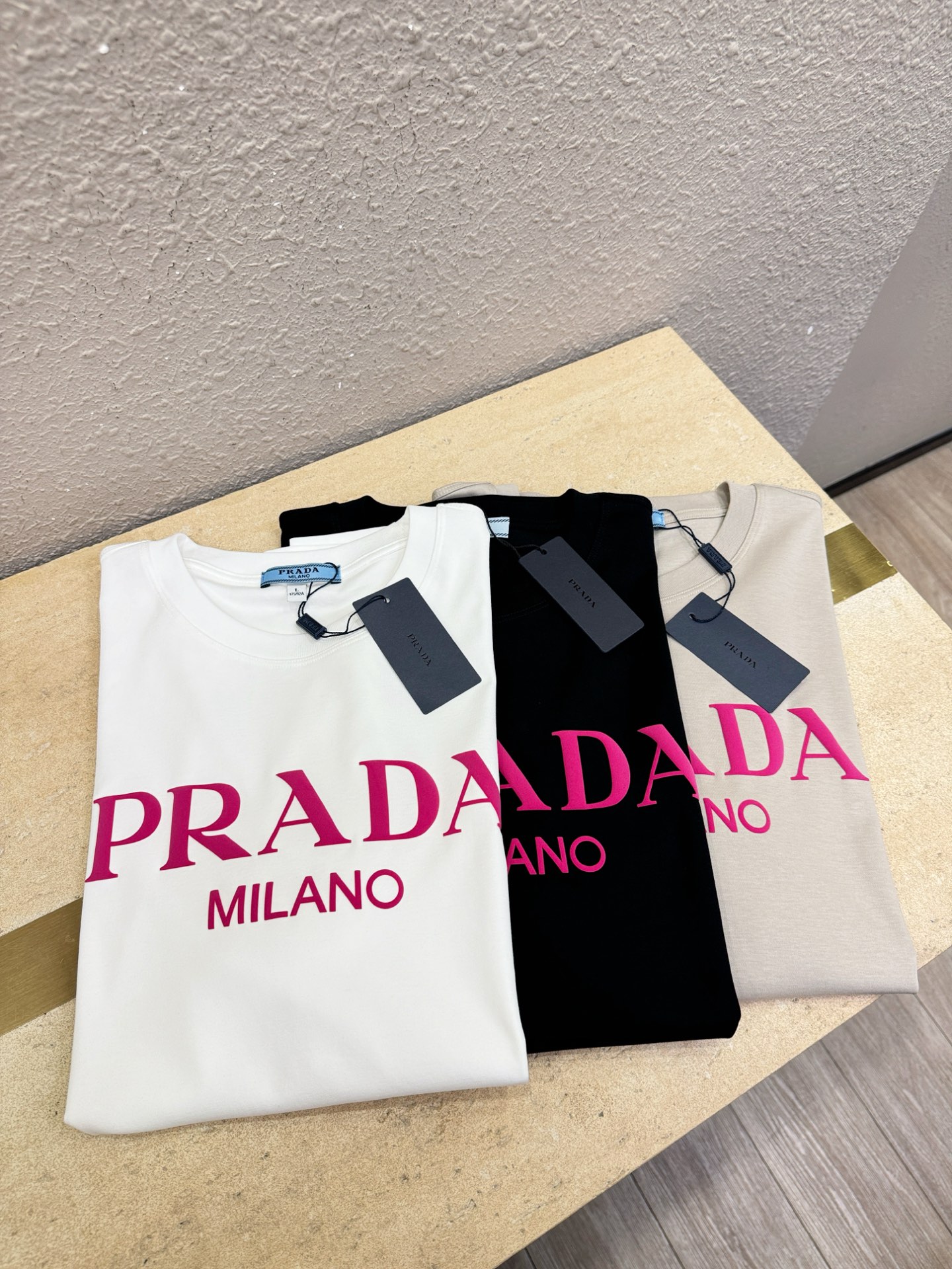 PRADA 普拉达 2026新款短袖T恤！男女同款！走秀图案时尚休闲短袖T恤衫！设计logo设计！极具设计精选客供面料，