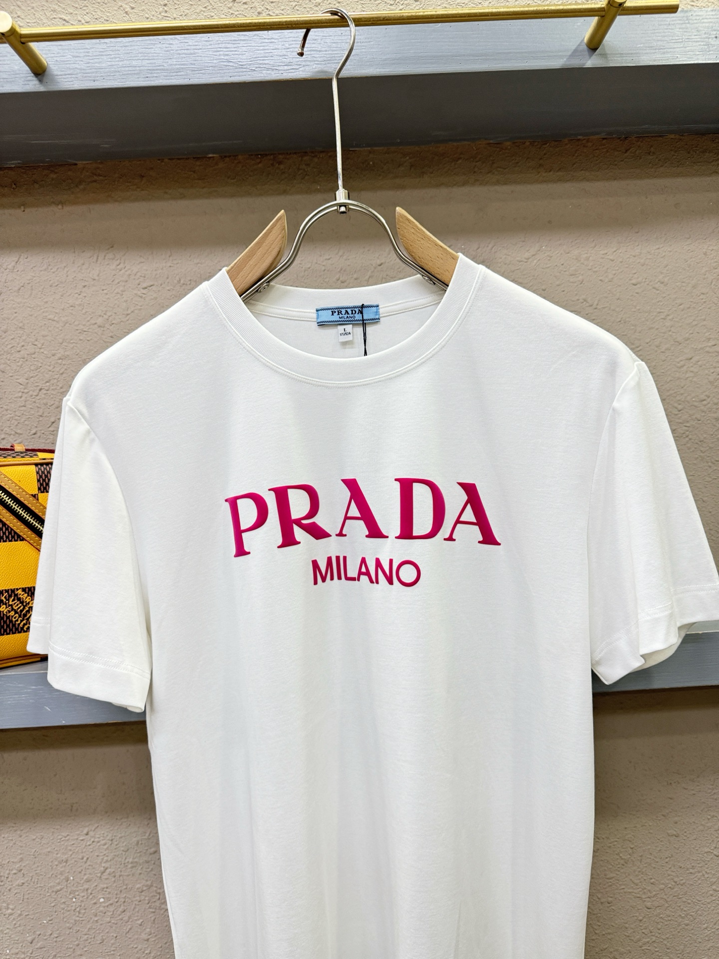 PRADA 普拉达 2026新款短袖T恤！男女同款！走秀图案时尚休闲短袖T恤衫！设计logo设计！极具设计精选客供面料，
