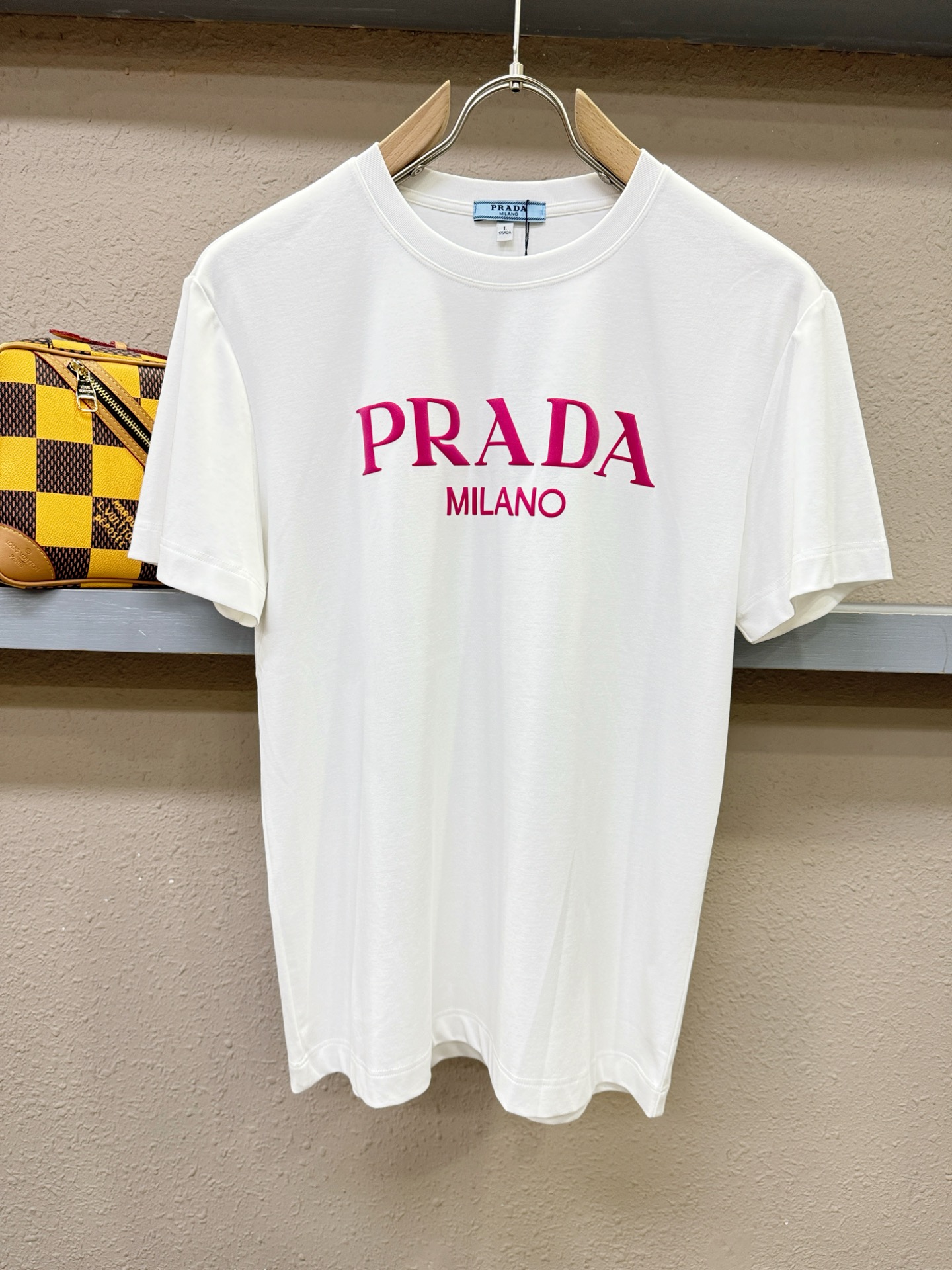 PRADA 普拉达 2026新款短袖T恤!男女同款!走秀图案时尚休闲短袖T恤衫!设计logo设计!极具设计精选客供面料, PRADA 普拉达 2026新款短袖T恤!男女同款!走秀图案时尚休闲短袖T恤衫!设计logo设计!极具设计精选客供面料,