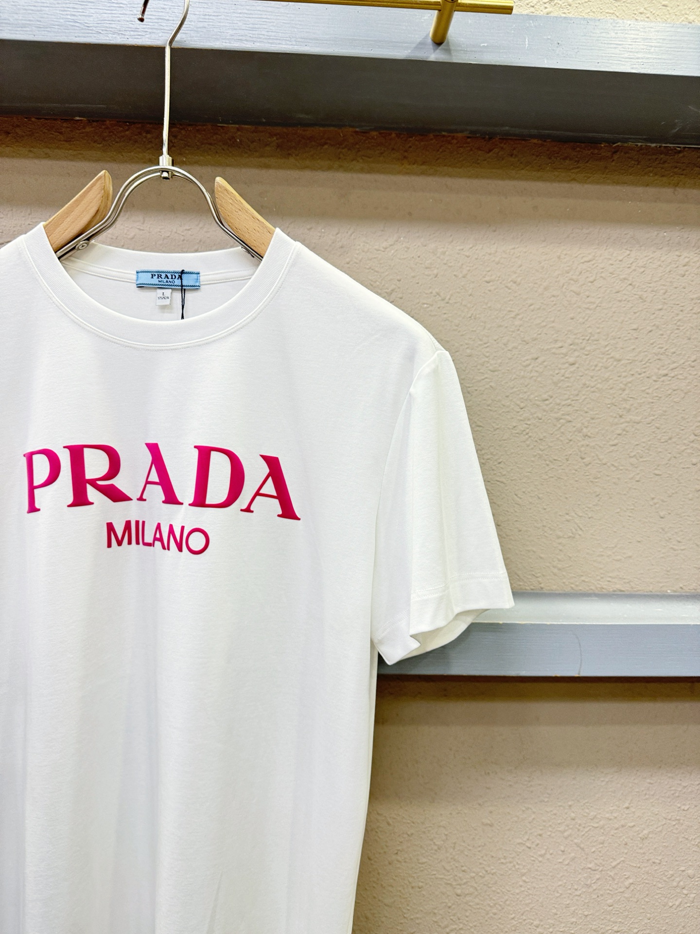 PRADA 普拉达 2026新款短袖T恤！男女同款！走秀图案时尚休闲短袖T恤衫！设计logo设计！极具设计精选客供面料，