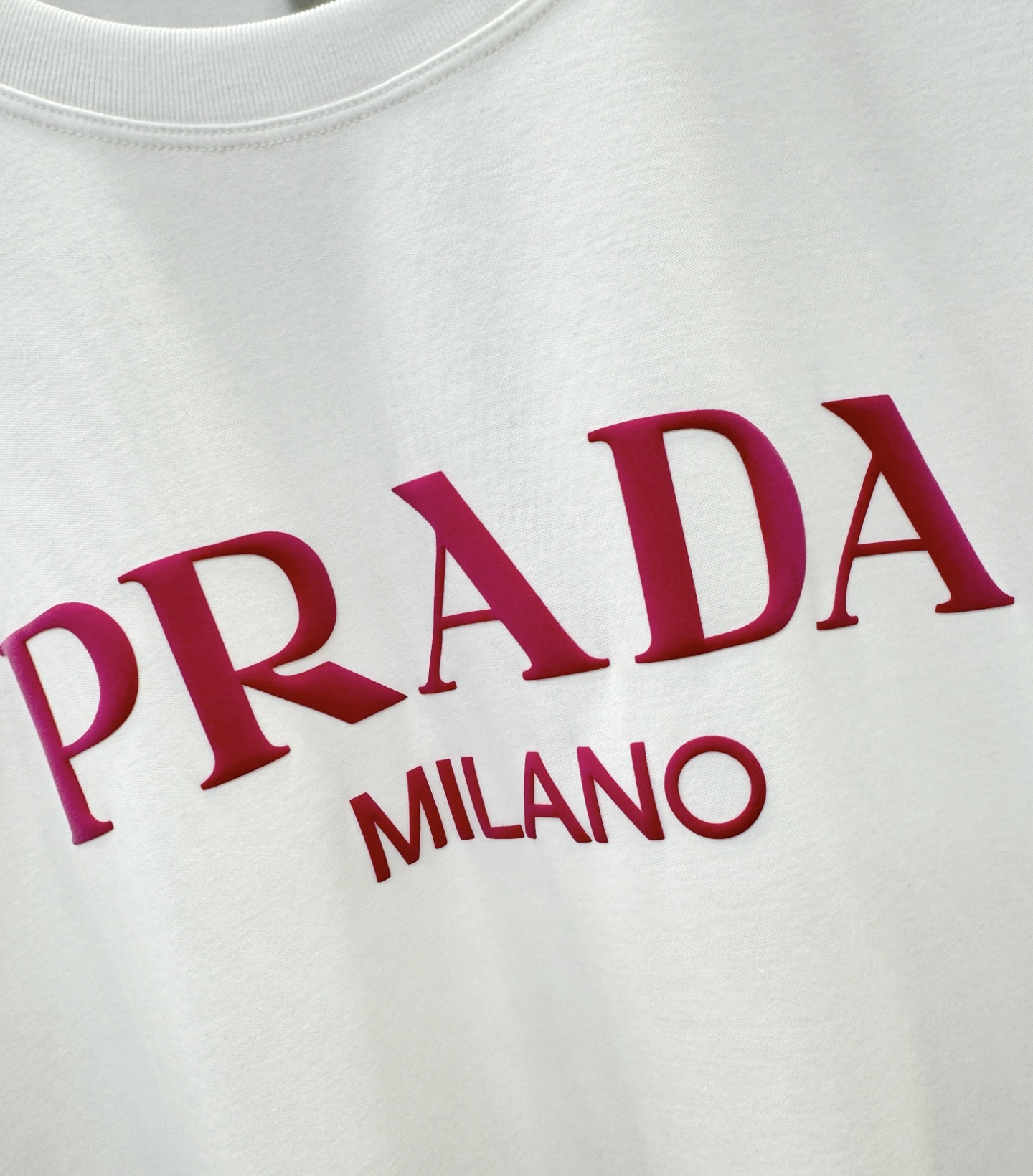 PRADA 普拉达 2026新款短袖T恤！男女同款！走秀图案时尚休闲短袖T恤衫！设计logo设计！极具设计精选客供面料，