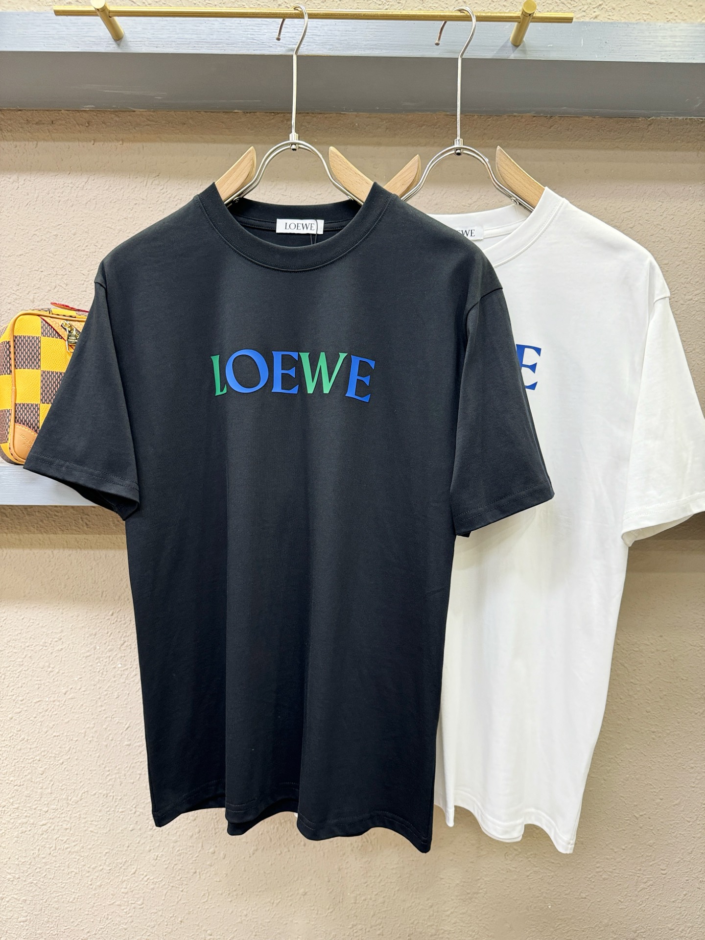 LOEWE罗意威 2026新款短袖T恤！男女同款！走秀图案时尚休闲短袖T恤衫！设计logo设计！极具设计