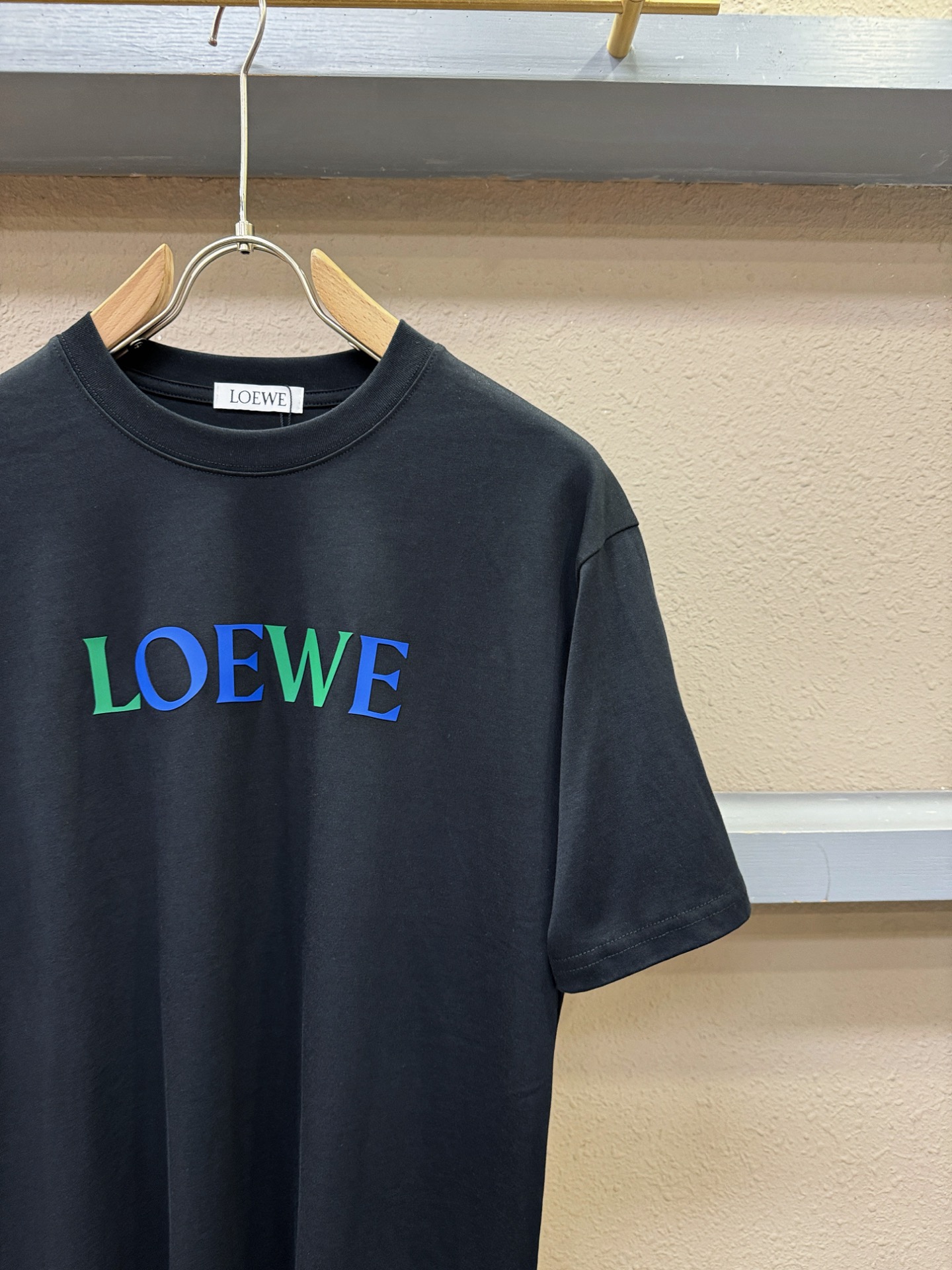 LOEWE罗意威 2026新款短袖T恤！男女同款！走秀图案时尚休闲短袖T恤衫！设计logo设计！极具设计